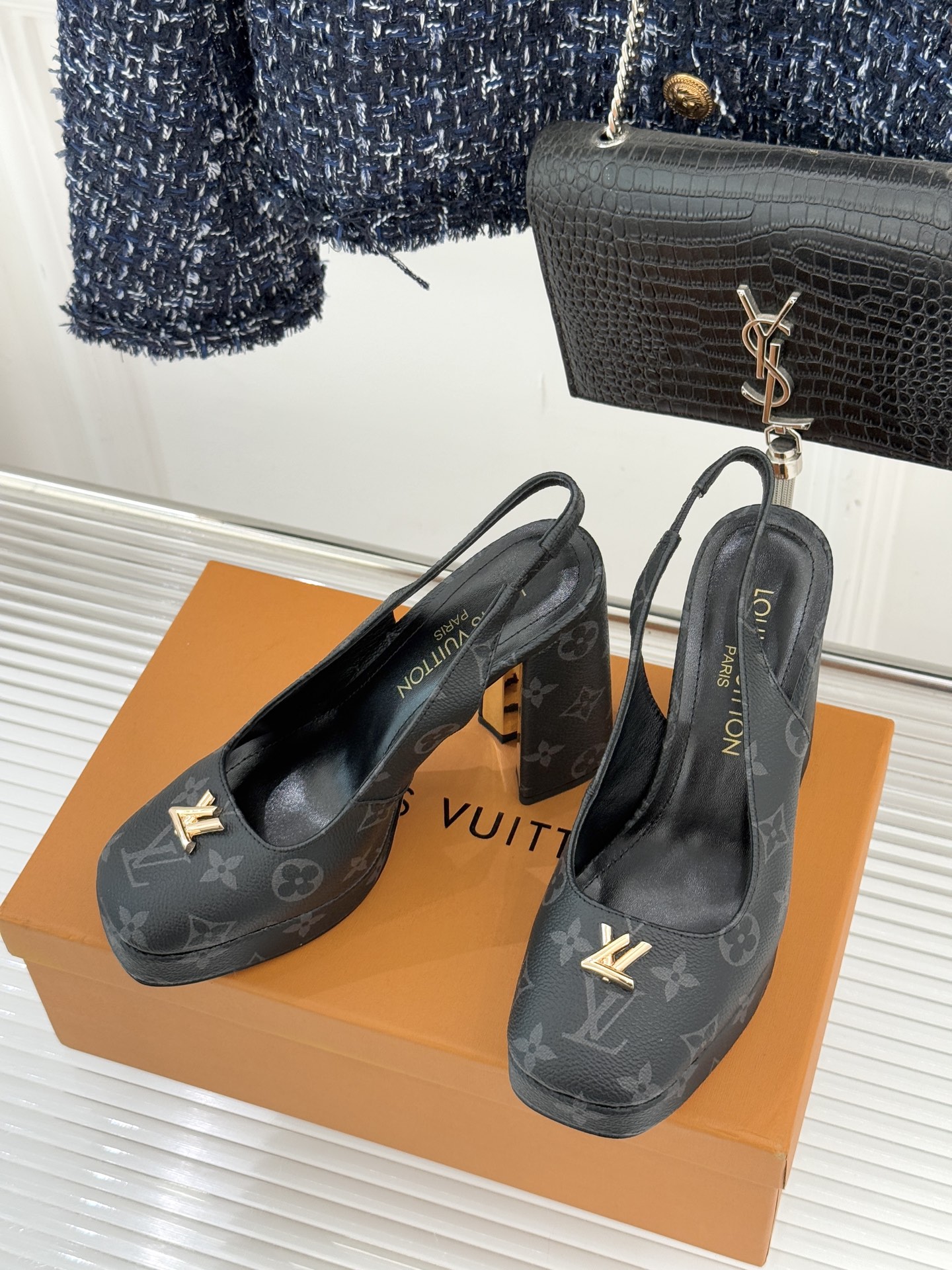 L*V驴家26WF春夏新品复古老花金属扣防水台粗跟高跟凉鞋当经典老花邂逅2026春夏潮流这款高跟凉鞋自带