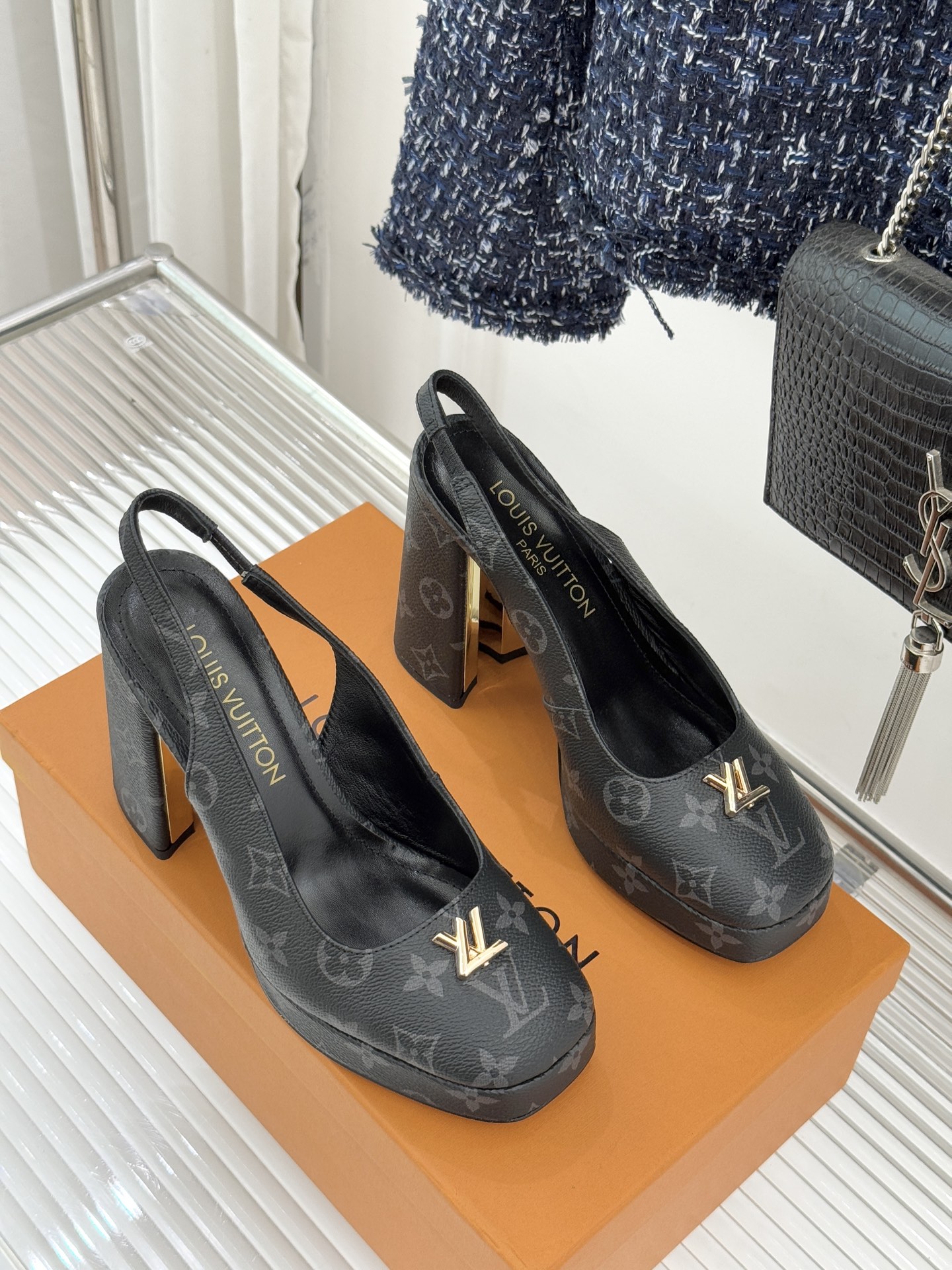 L*V驴家26WF春夏新品复古老花金属扣防水台粗跟高跟凉鞋当经典老花邂逅2026春夏潮流这款高跟凉鞋自带