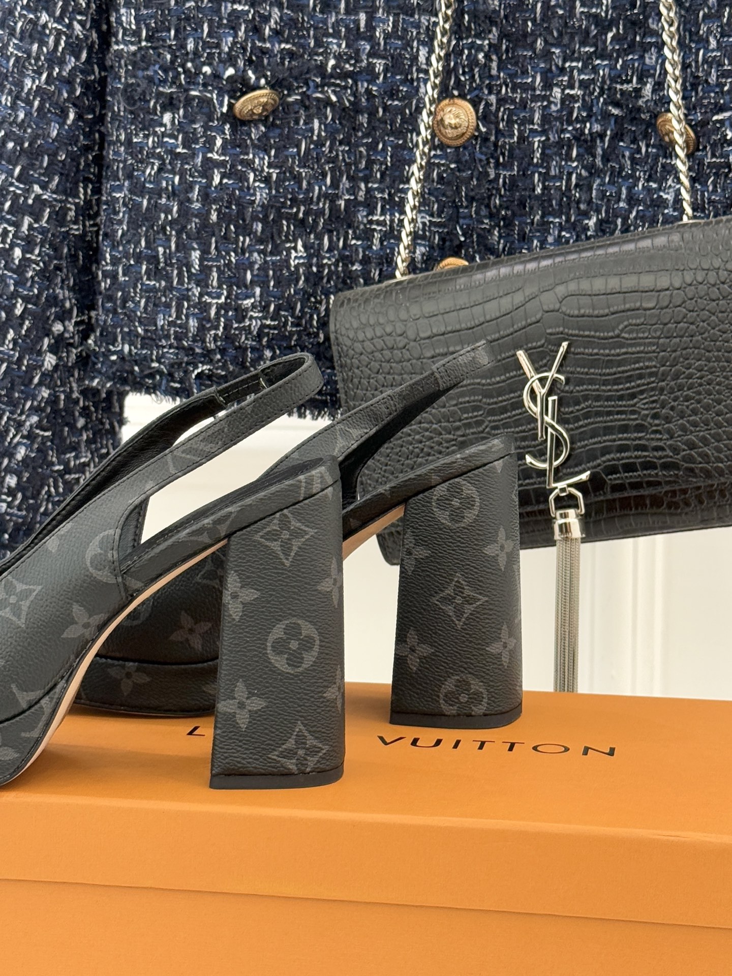 L*V驴家26WF春夏新品复古老花金属扣防水台粗跟高跟凉鞋当经典老花邂逅2026春夏潮流这款高跟凉鞋自带