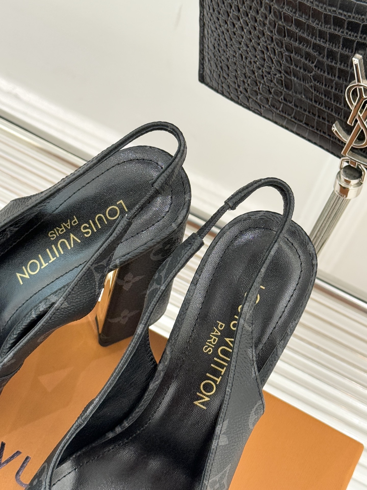 L*V驴家26WF春夏新品复古老花金属扣防水台粗跟高跟凉鞋当经典老花邂逅2026春夏潮流这款高跟凉鞋自带