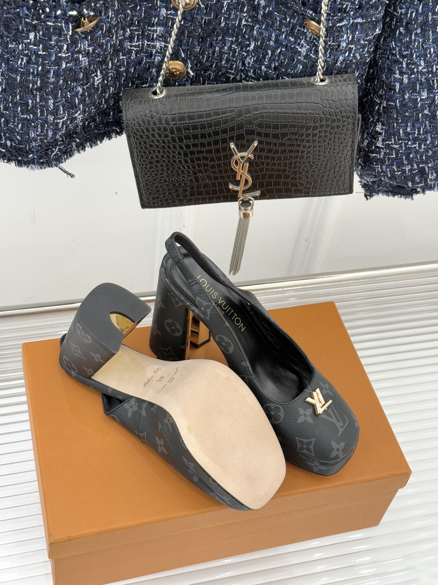 L*V驴家26WF春夏新品复古老花金属扣防水台粗跟高跟凉鞋当经典老花邂逅2026春夏潮流这款高跟凉鞋自带