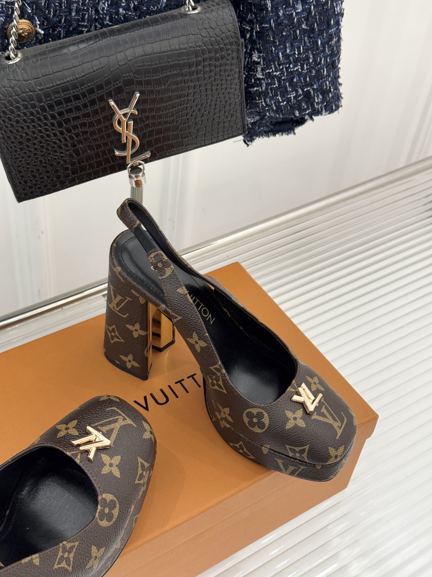 L*V驴家26WF春夏新品复古老花金属扣防水台粗跟高跟凉鞋当经典老花邂逅2026春夏潮流这款高跟凉鞋自带