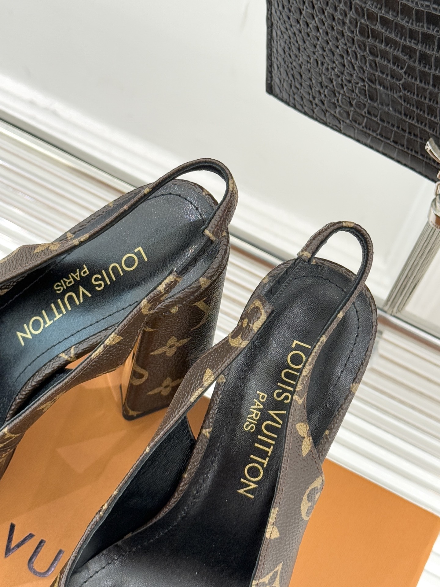 L*V驴家26WF春夏新品复古老花金属扣防水台粗跟高跟凉鞋当经典老花邂逅2026春夏潮流这款高跟凉鞋自带