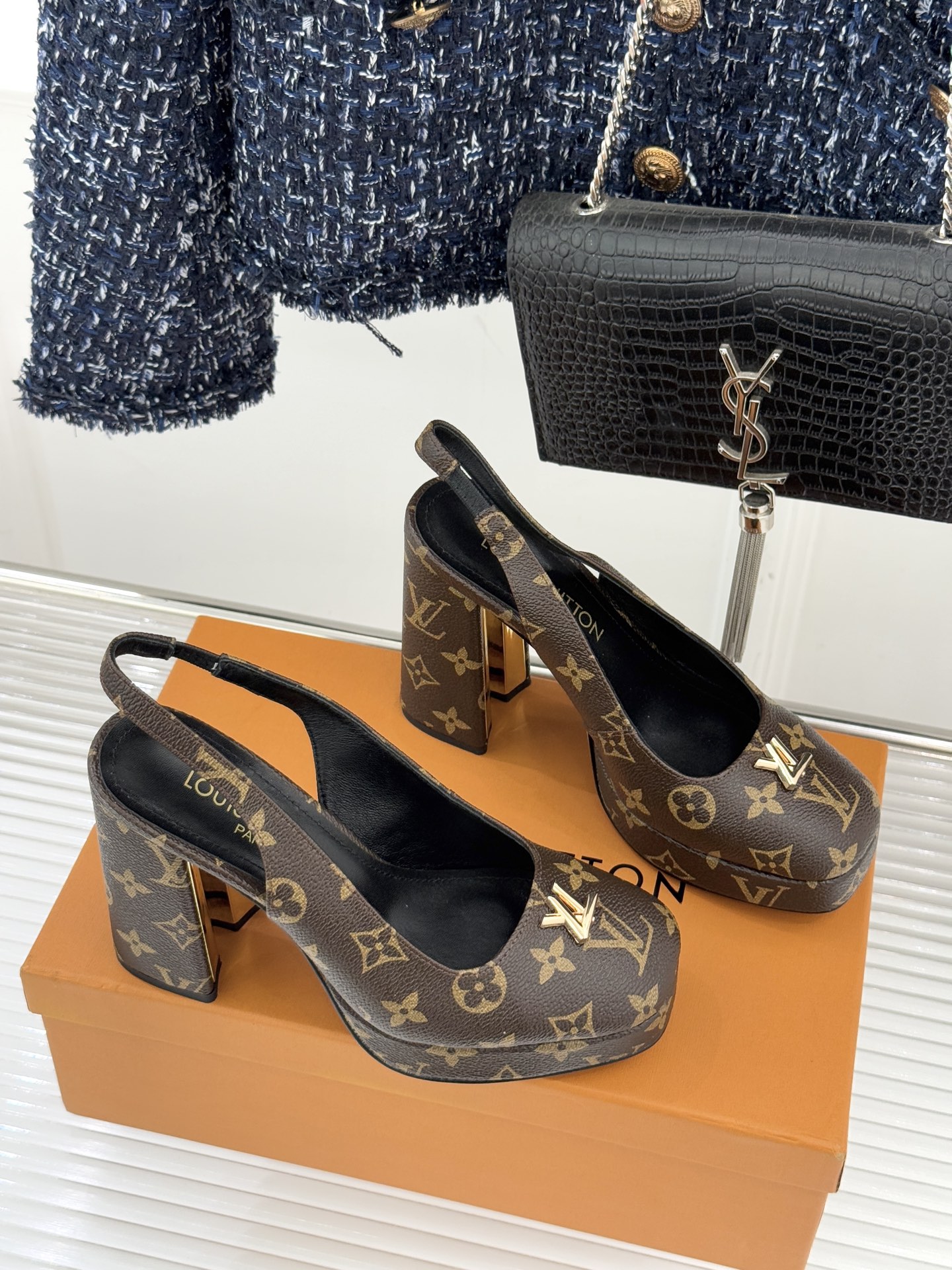 L*V驴家26WF春夏新品复古老花金属扣防水台粗跟高跟凉鞋当经典老花邂逅2026春夏潮流这款高跟凉鞋自带