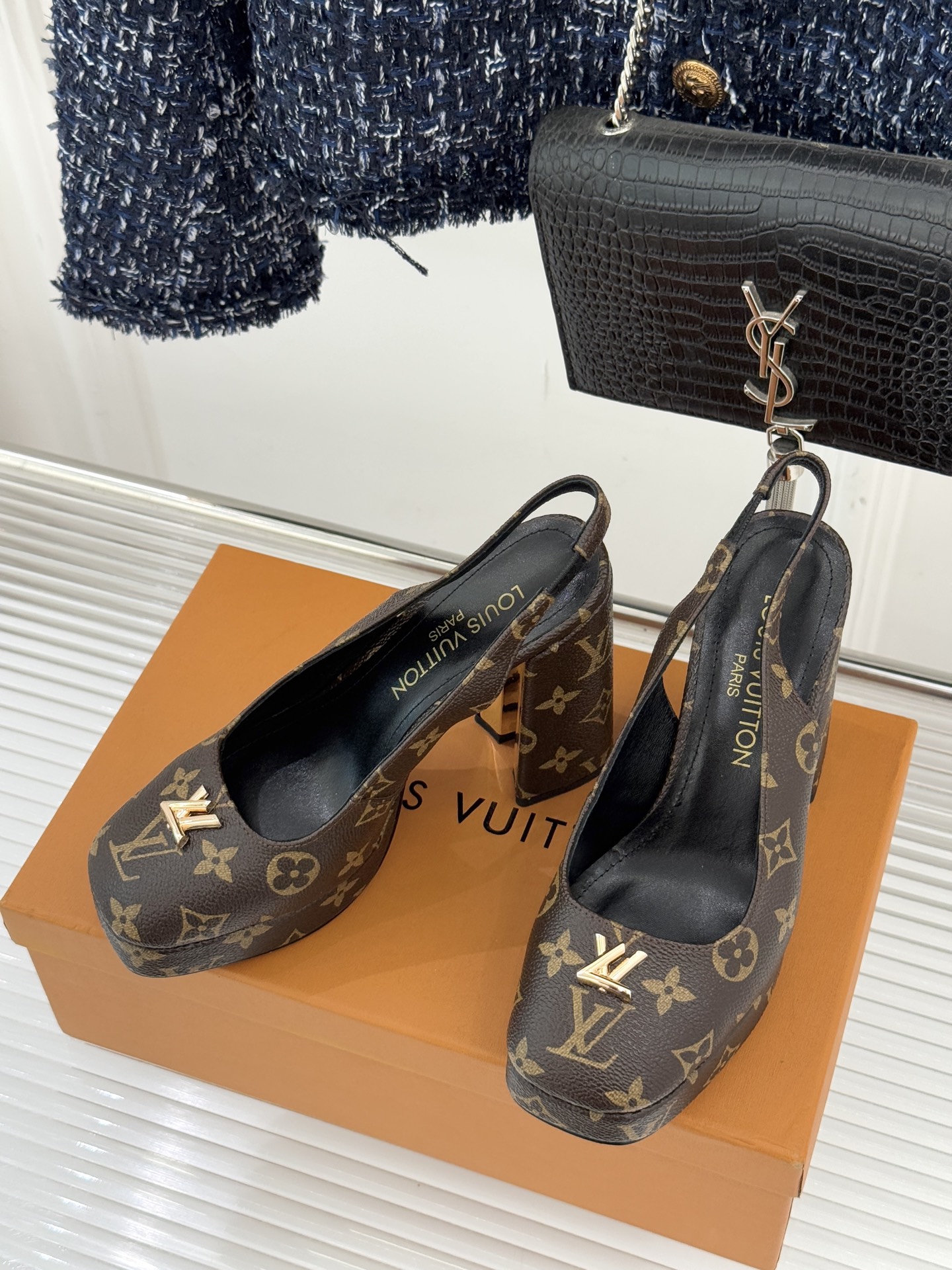 L*V驴家26WF春夏新品复古老花金属扣防水台粗跟高跟凉鞋当经典老花邂逅2026春夏潮流这款高跟凉鞋自带