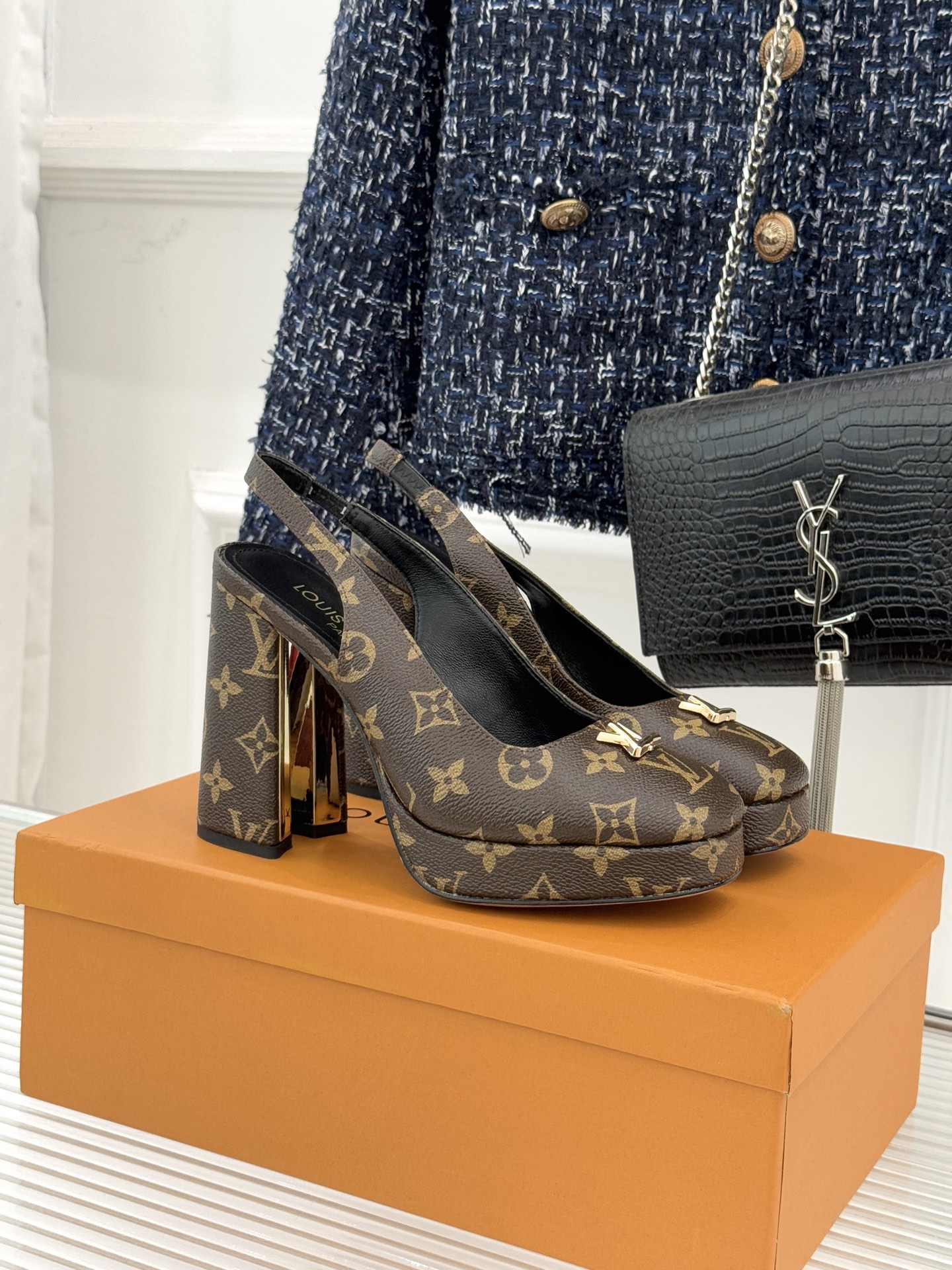 NO:721517,L*V donkeyjia 26WF spring and summer new product retro presbyopia metal buckle waterproof platform thick heel high-heeled sandals. When classic presbyopia meets the 2026 spring and summer trend, these high-heeled sandals have a luxurious and elegant atmosphere. Smooth cow leather outlines a neat shoe shape. The iconic presbyopic leather hides a retro heritage. Find a perfect balance between retro style and modern aura. Every detail is engraved with ingenuity and brand glory. The iconic metal buckle shines on the stage.  Condensing the essence of the brand's classic logo, it is both a silent expression of identity and the finishing touch of design aesthetics, injecting unique recognition into the shoes. You will fall in love with this time-traveling luxury charm at a glance. The neat square toe silhouette breaks the dullness and appropriately modifies the foot line. It accommodates a variety of foot types and is more delicate and delicate. The carefully matched combination of waterproof platform and thick heel moderately increases the height of the leg and subtly lengthens the leg proportions, making the body more slender and tall. The thick heel design enhances walking stability.  The waterproof platform effectively cushions the foot pressure, allowing you to be steady and calm even if you wear it for a long time. Say goodbye to the fatigue of high heels and take into account both appearance and comfort. Let every trip be a perfect interpretation of texture and style, and bloom an eternal fashion edge in the passage of time. The fabric is made of original customized leather, the inner pads are all sheepskin, the heel height is 11cm, the water platform is 2cm, and the Italian imported leather outsole size 35-39 (customized for 40/41)  No. 97420260129,high heels sandals,louis vuitton,louis vuitton,sandals,high heels,cowhide,sheepskin,Leather soles19860909L*V驴家26WF春夏新品复古老花 金属扣防水台粗跟高跟凉鞋 当经典老花邂逅2026春夏潮流 这款高跟凉鞋自带奢雅气场. 光滑牛皮革勾勒利落鞋型 标志性老花皮革暗藏复古底蕴 在复古格调与摩登气场间寻得完美平衡 每一处细节都镌刻着匠心与品牌荣光 标志性金属扣饰闪耀登场 凝练品牌经典标识精髓 既是身份格调的无声彰显 亦是设计美学的点睛之笔 为鞋履注入独特辨识度 一眼沦陷于这份跨越时光的奢雅魅力. 利落方头廓形打破沉闷 恰到好处修饰足部线条 包容多种脚型的同时更显精致秀气 精心配比的防水台与粗跟组合 适度增高巧妙拉长腿部比例 让身形更显修长挺拔 粗跟设计增强行走稳定性 防水台有效缓冲足部压力 即便久穿久站也能稳步从容 告别高跟束缚的疲惫 兼顾颜值与舒适. 让每一次出行都质感与格调的完美演绎 在时光流转中绽放永恒不变的时尚锋芒. 面料采用原版定制皮料 内里垫脚均为羊皮 跟高11cm 水台2cm 意大利进口真皮大底 size35-39（40/41定制） 编号97420260129,高跟鞋凉鞋,louis vuitton,louis vuitton,sandals,high heels,cowhide,sheepskin,Leather soles,Women's Shoes