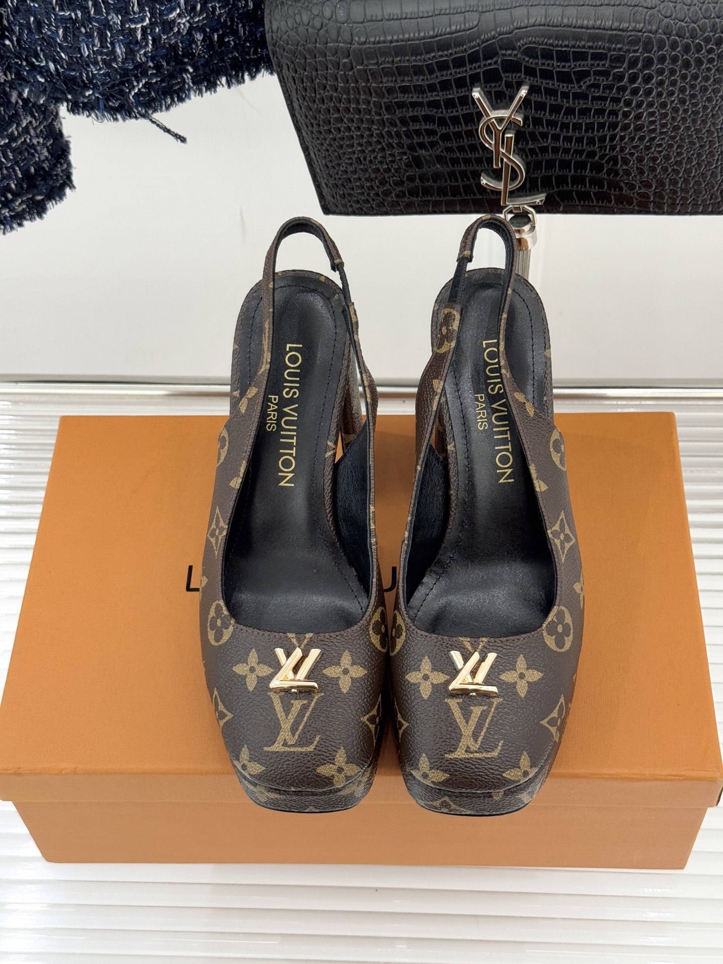 L*V驴家26WF春夏新品复古老花金属扣防水台粗跟高跟凉鞋当经典老花邂逅2026春夏潮流这款高跟凉鞋自带