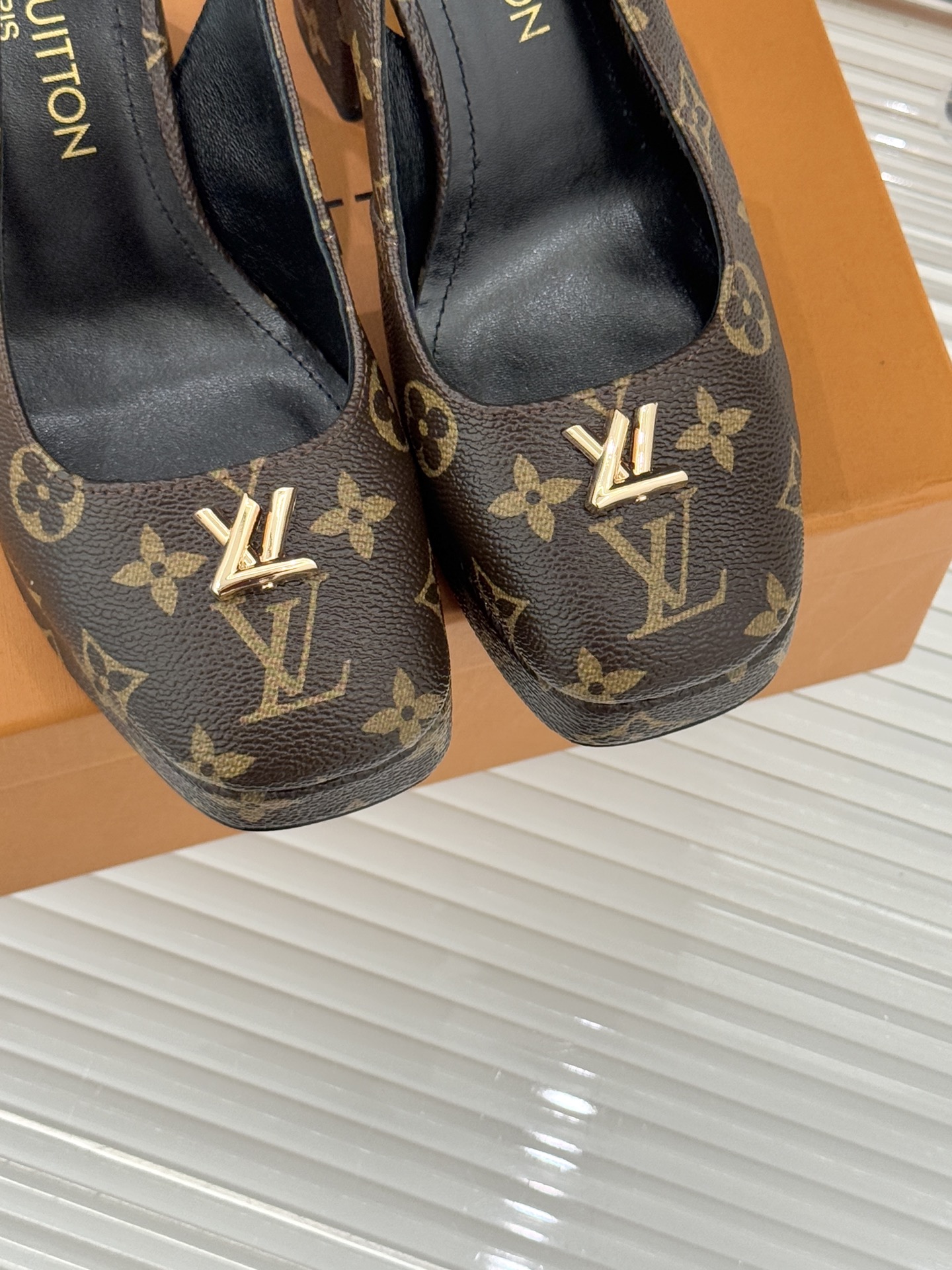 L*V驴家26WF春夏新品复古老花金属扣防水台粗跟高跟凉鞋当经典老花邂逅2026春夏潮流这款高跟凉鞋自带