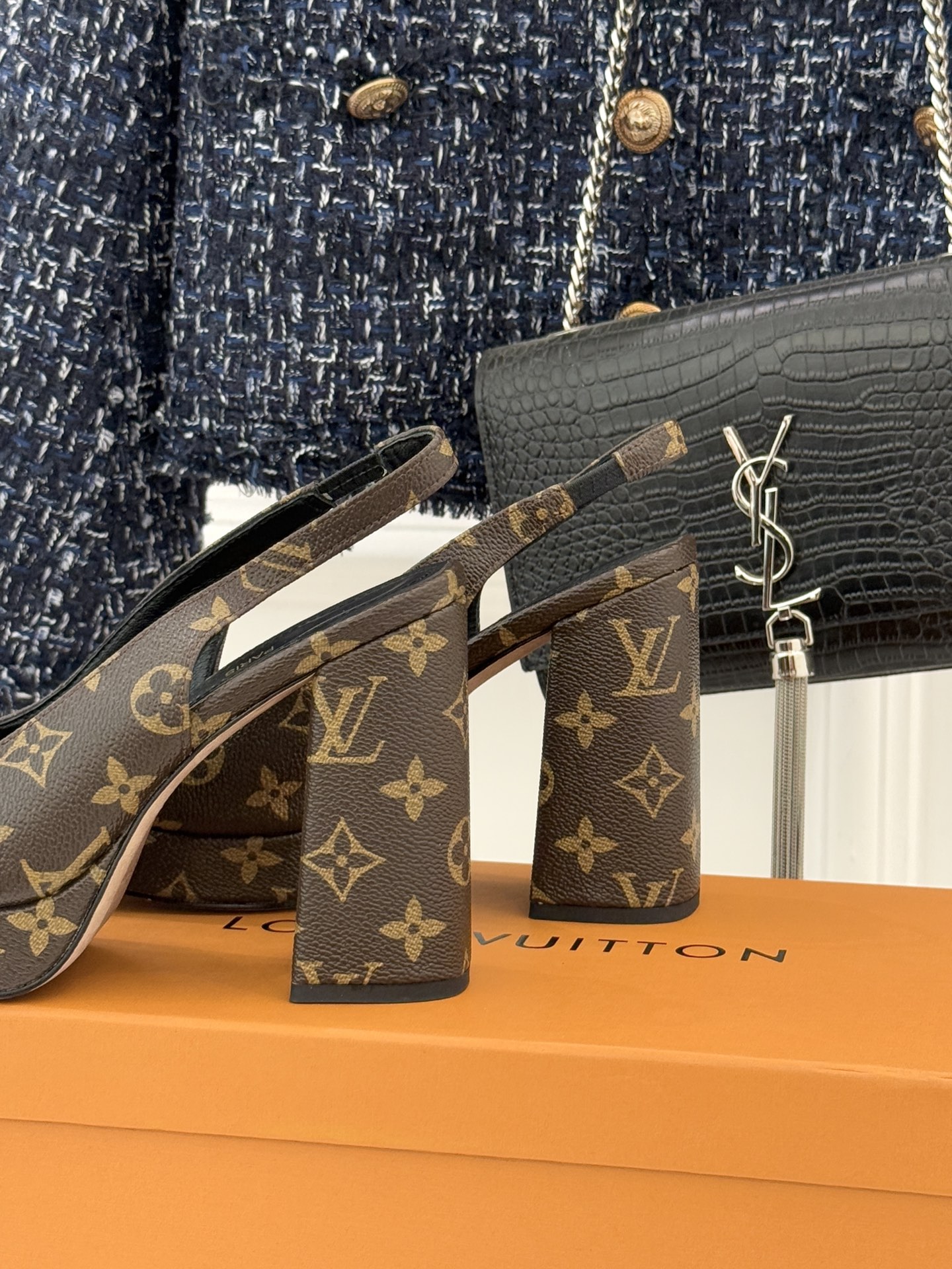 L*V驴家26WF春夏新品复古老花金属扣防水台粗跟高跟凉鞋当经典老花邂逅2026春夏潮流这款高跟凉鞋自带