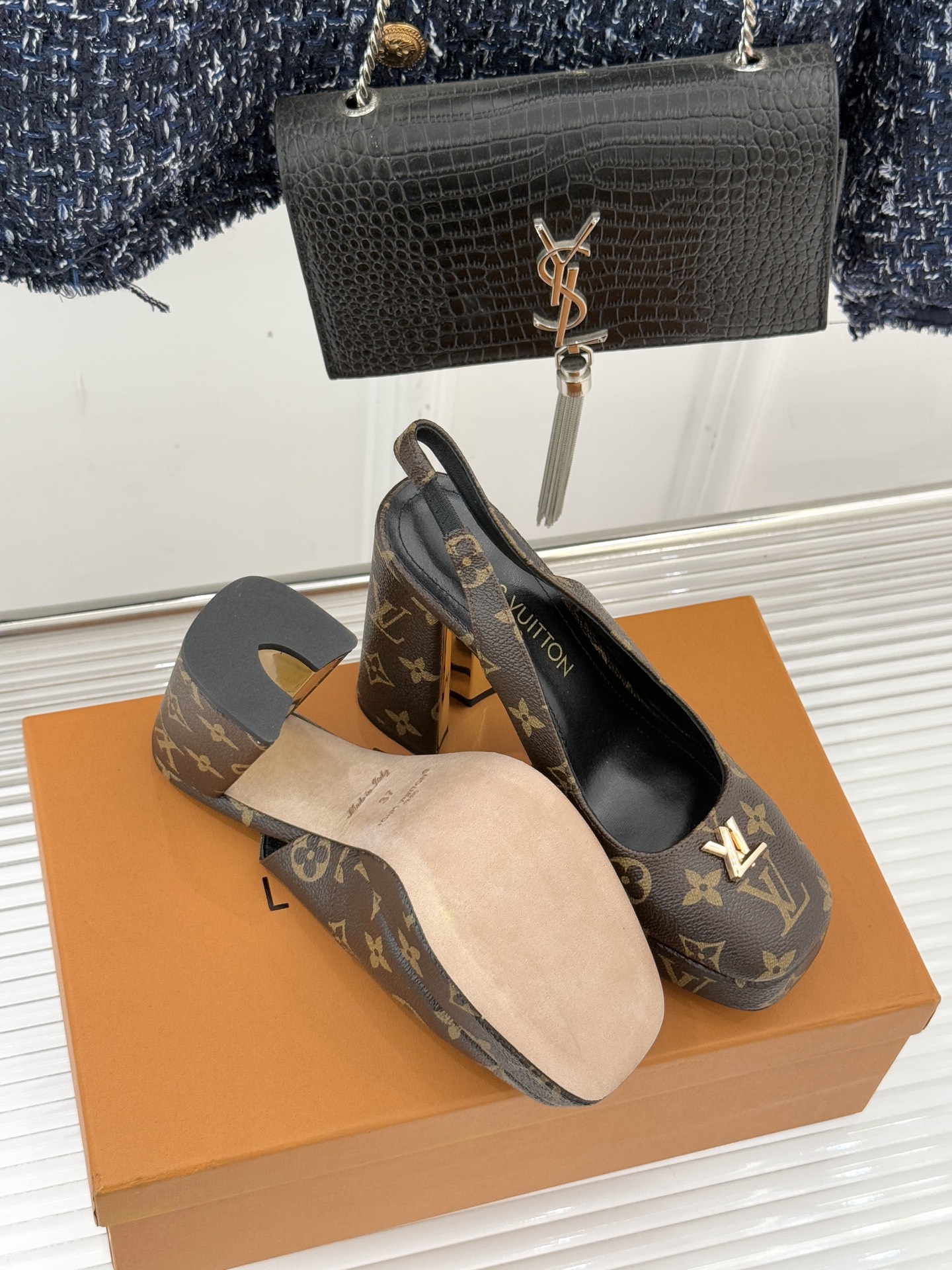 L*V驴家26WF春夏新品复古老花金属扣防水台粗跟高跟凉鞋当经典老花邂逅2026春夏潮流这款高跟凉鞋自带