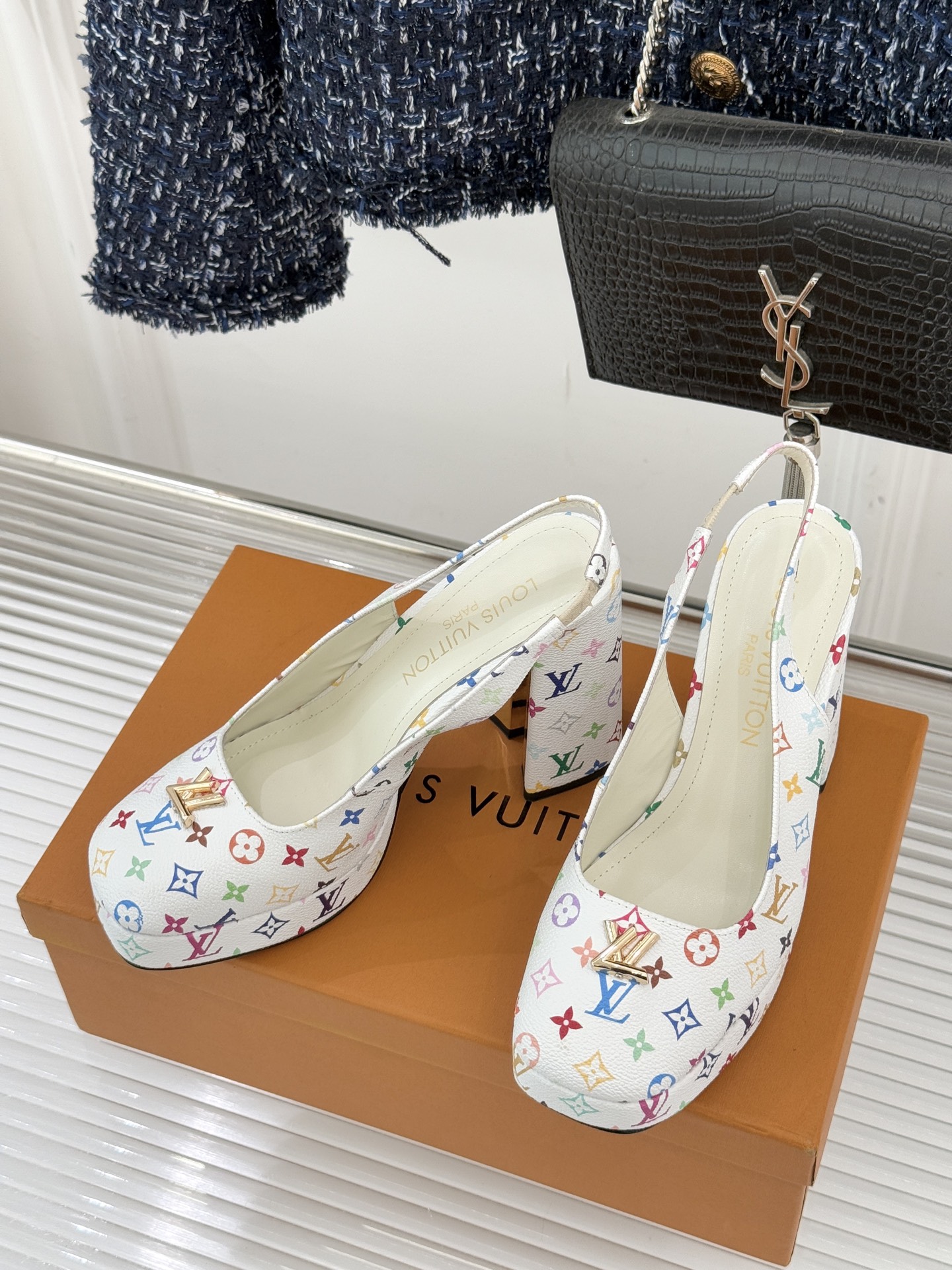 L*V驴家26WF春夏新品复古老花金属扣防水台粗跟高跟凉鞋当经典老花邂逅2026春夏潮流这款高跟凉鞋自带