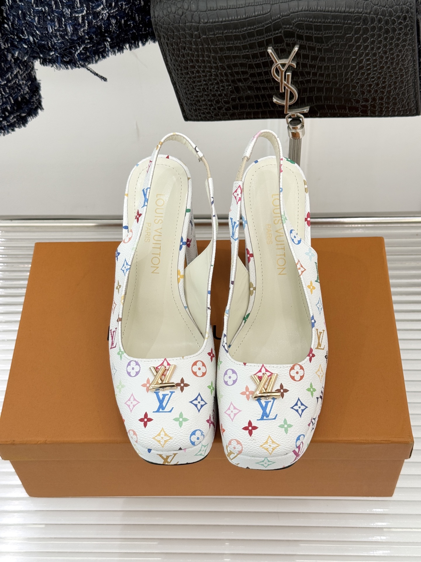 L*V驴家26WF春夏新品复古老花金属扣防水台粗跟高跟凉鞋当经典老花邂逅2026春夏潮流这款高跟凉鞋自带