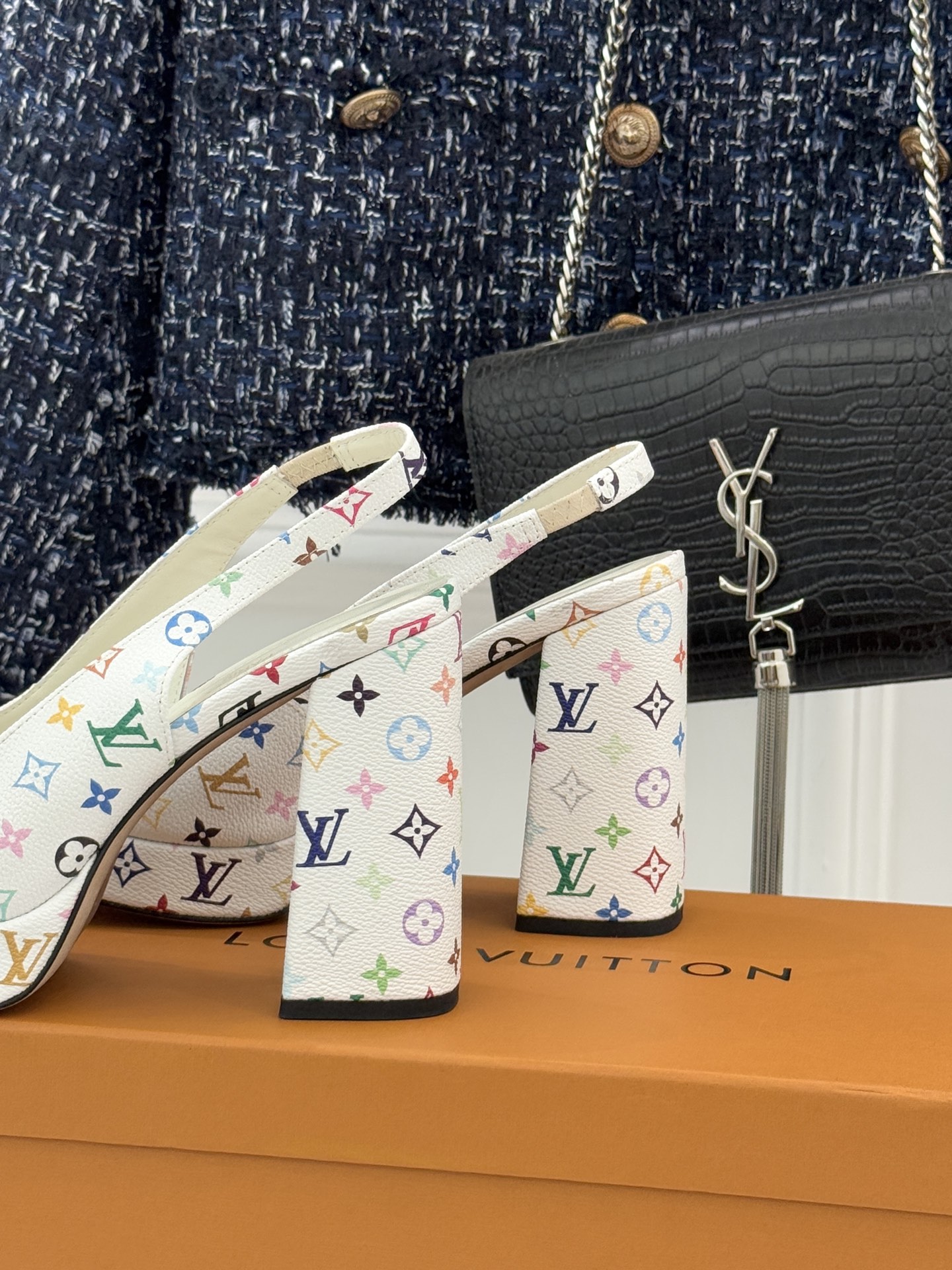 L*V驴家26WF春夏新品复古老花金属扣防水台粗跟高跟凉鞋当经典老花邂逅2026春夏潮流这款高跟凉鞋自带