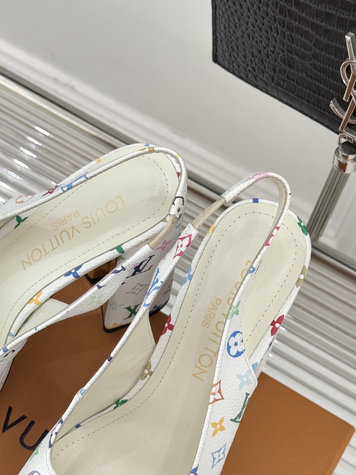 L*V驴家26WF春夏新品复古老花金属扣防水台粗跟高跟凉鞋当经典老花邂逅2026春夏潮流这款高跟凉鞋自带