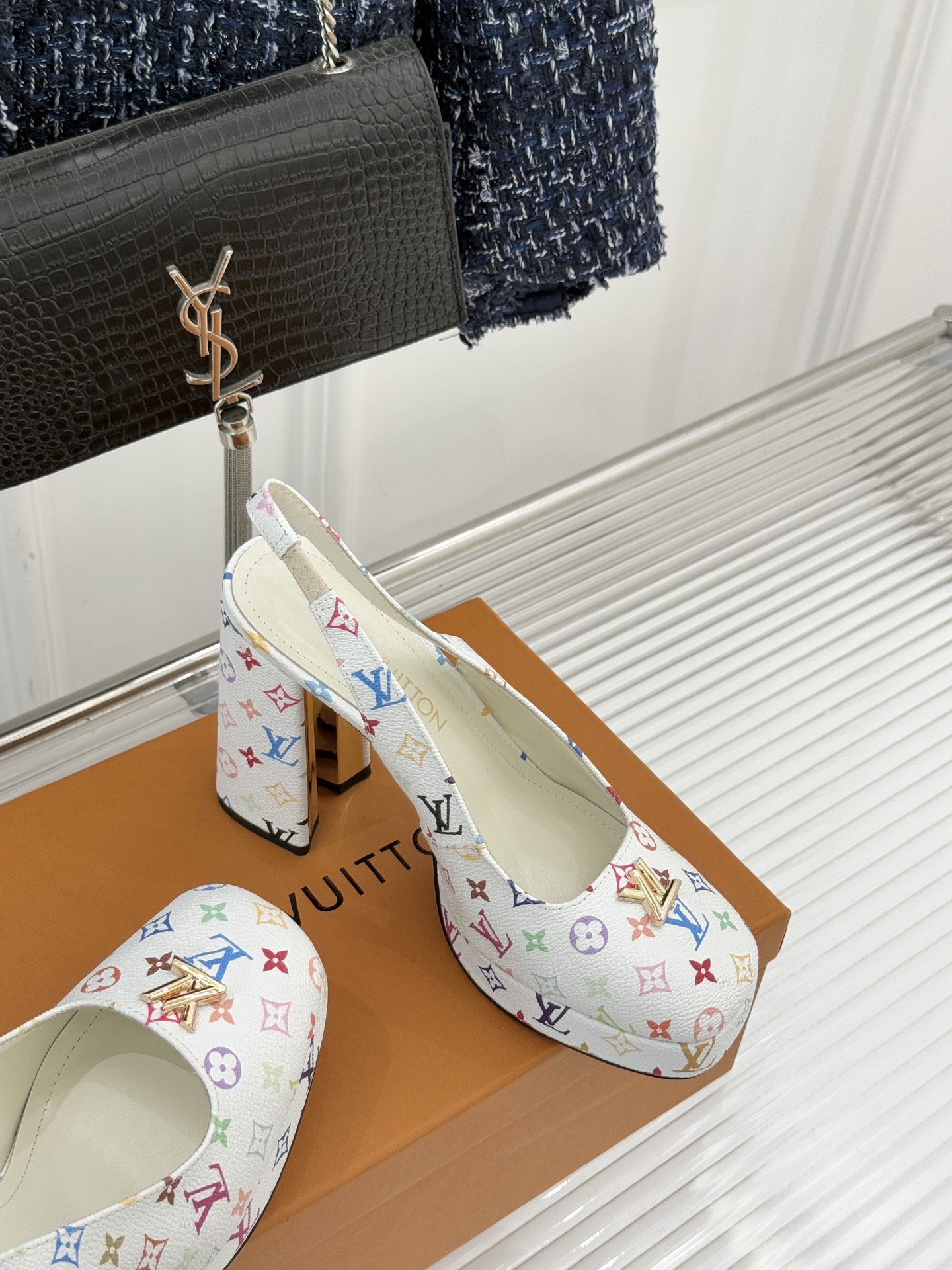 L*V驴家26WF春夏新品复古老花金属扣防水台粗跟高跟凉鞋当经典老花邂逅2026春夏潮流这款高跟凉鞋自带