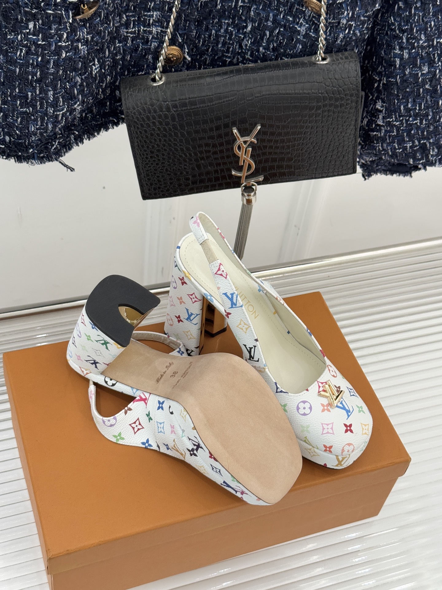 L*V驴家26WF春夏新品复古老花金属扣防水台粗跟高跟凉鞋当经典老花邂逅2026春夏潮流这款高跟凉鞋自带