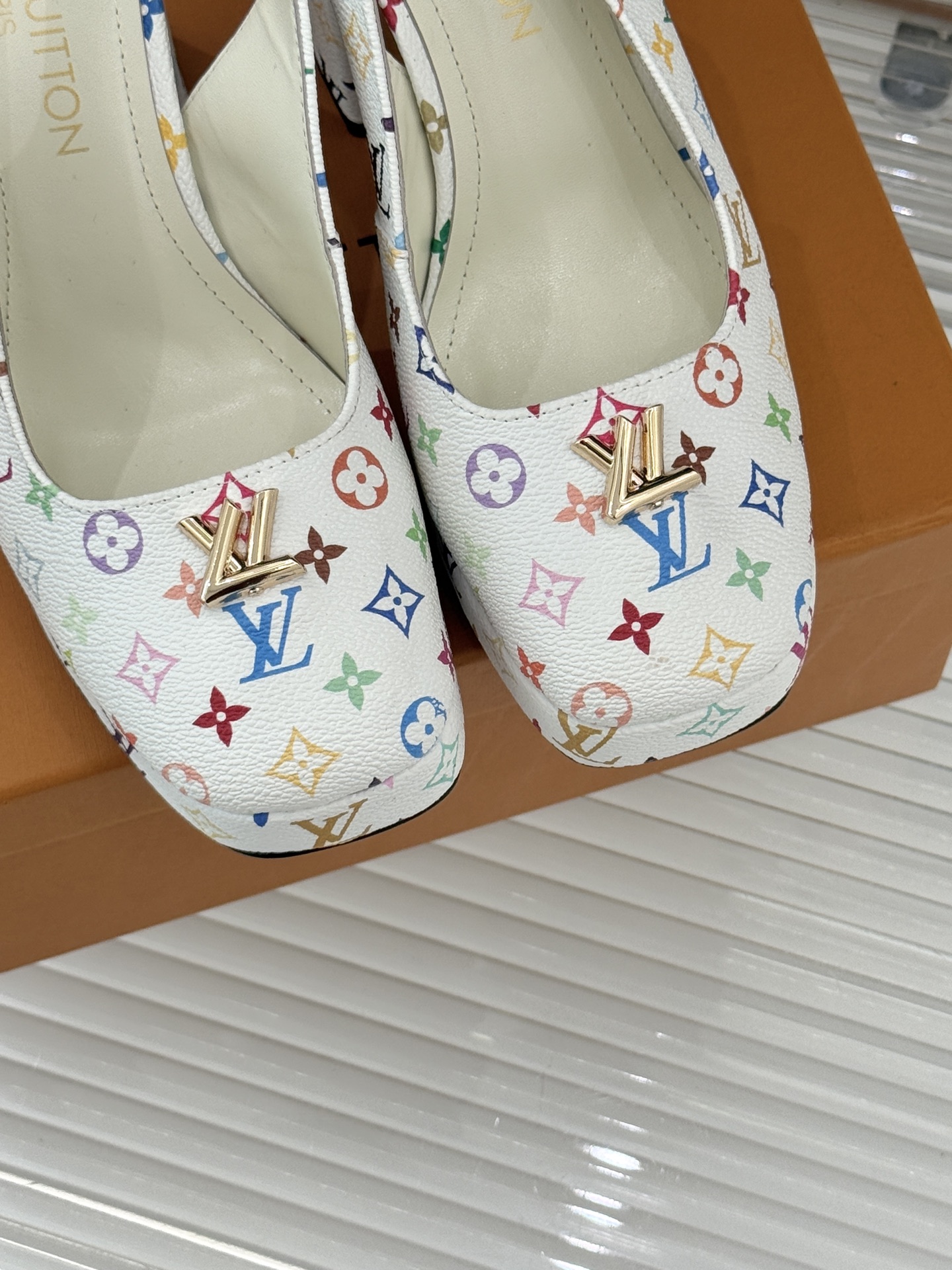 L*V驴家26WF春夏新品复古老花金属扣防水台粗跟高跟凉鞋当经典老花邂逅2026春夏潮流这款高跟凉鞋自带