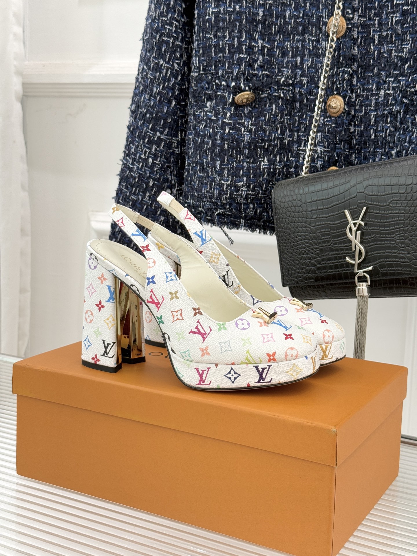 L*V驴家26WF春夏新品复古老花金属扣防水台粗跟高跟凉鞋当经典老花邂逅2026春夏潮流这款高跟凉鞋自带