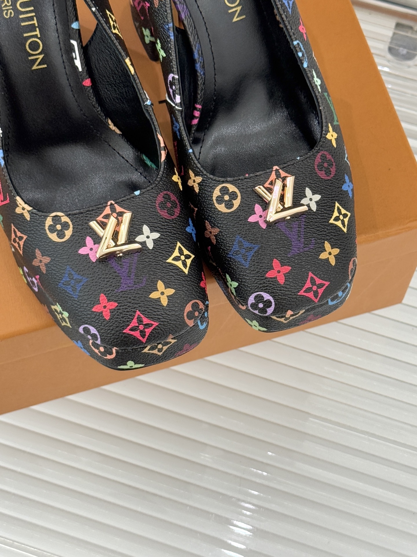 L*V驴家26WF春夏新品复古老花金属扣防水台粗跟高跟凉鞋当经典老花邂逅2026春夏潮流这款高跟凉鞋自带