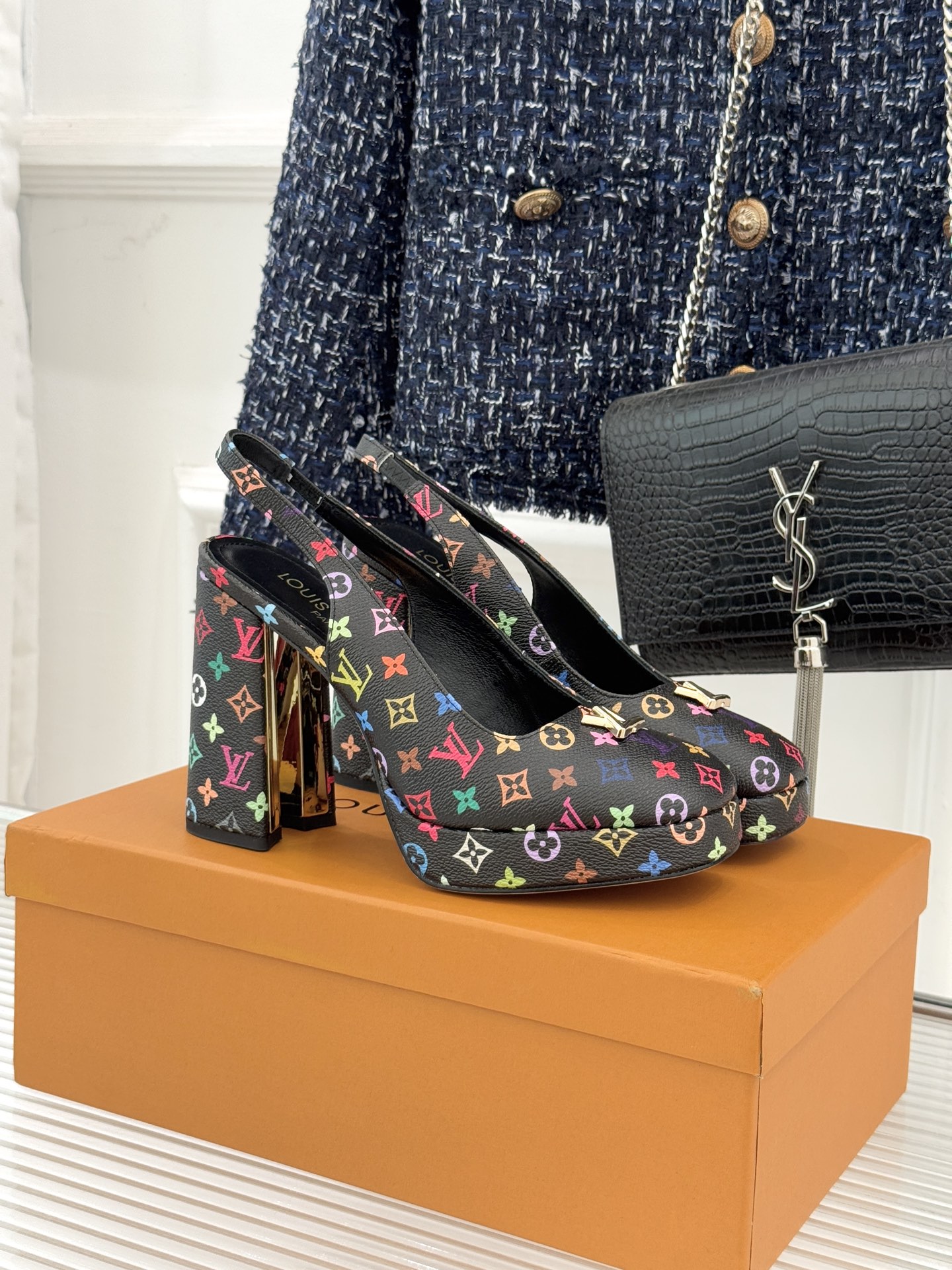 L*V驴家26WF春夏新品复古老花金属扣防水台粗跟高跟凉鞋当经典老花邂逅2026春夏潮流这款高跟凉鞋自带