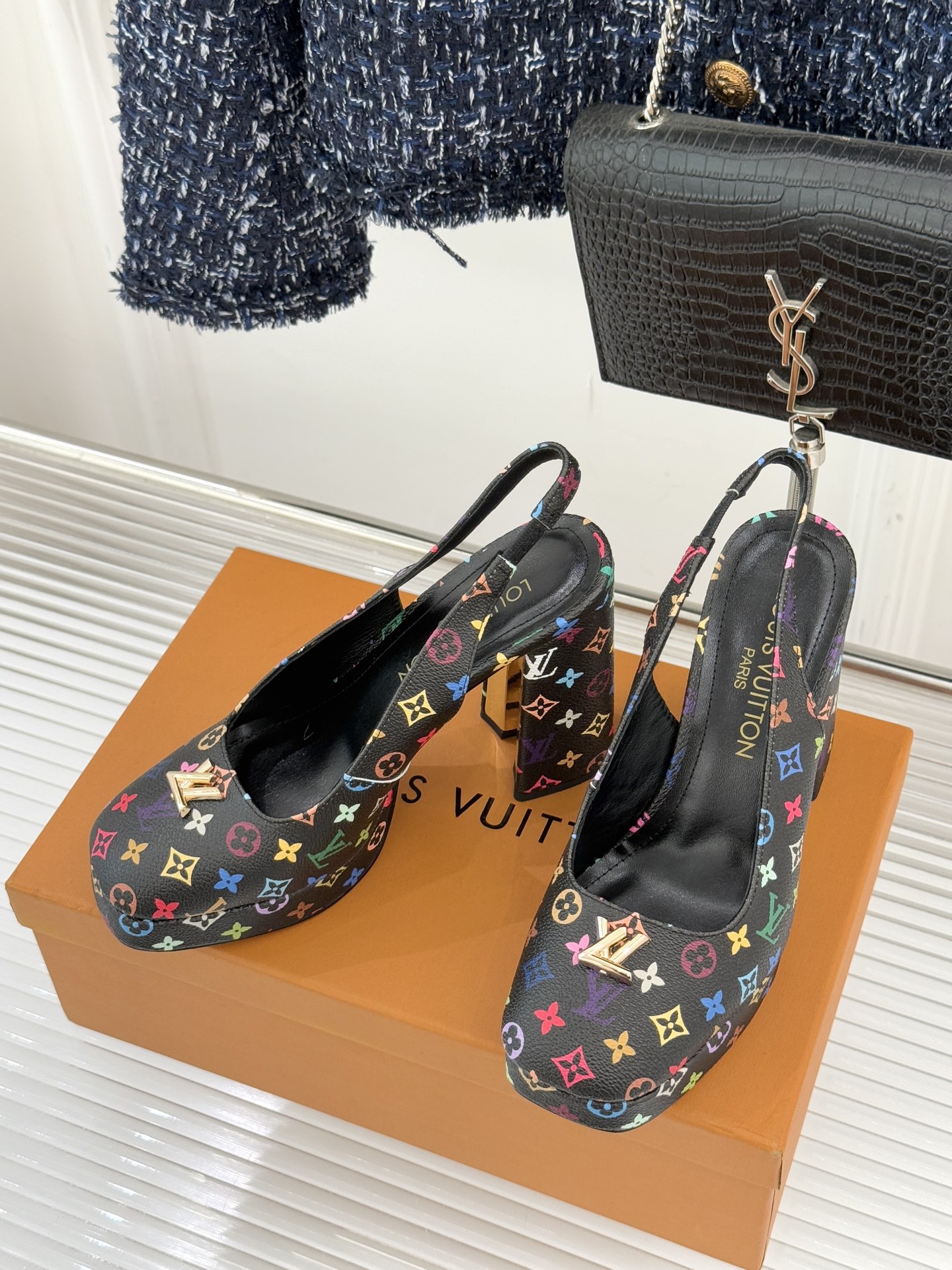 L*V驴家26WF春夏新品复古老花金属扣防水台粗跟高跟凉鞋当经典老花邂逅2026春夏潮流这款高跟凉鞋自带