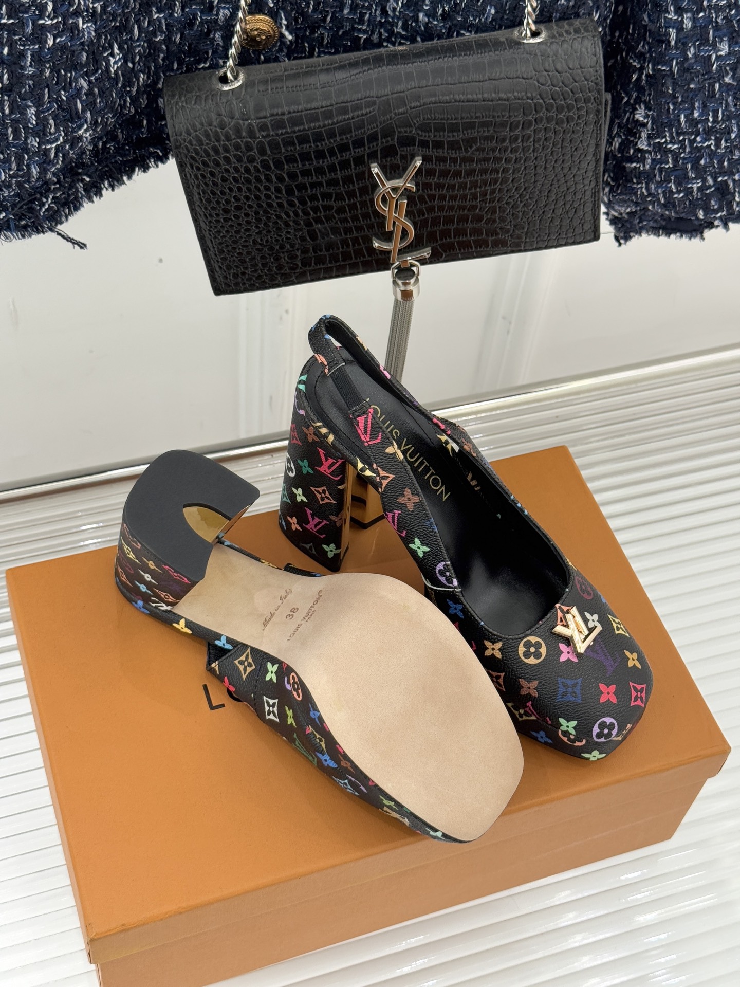 L*V驴家26WF春夏新品复古老花金属扣防水台粗跟高跟凉鞋当经典老花邂逅2026春夏潮流这款高跟凉鞋自带