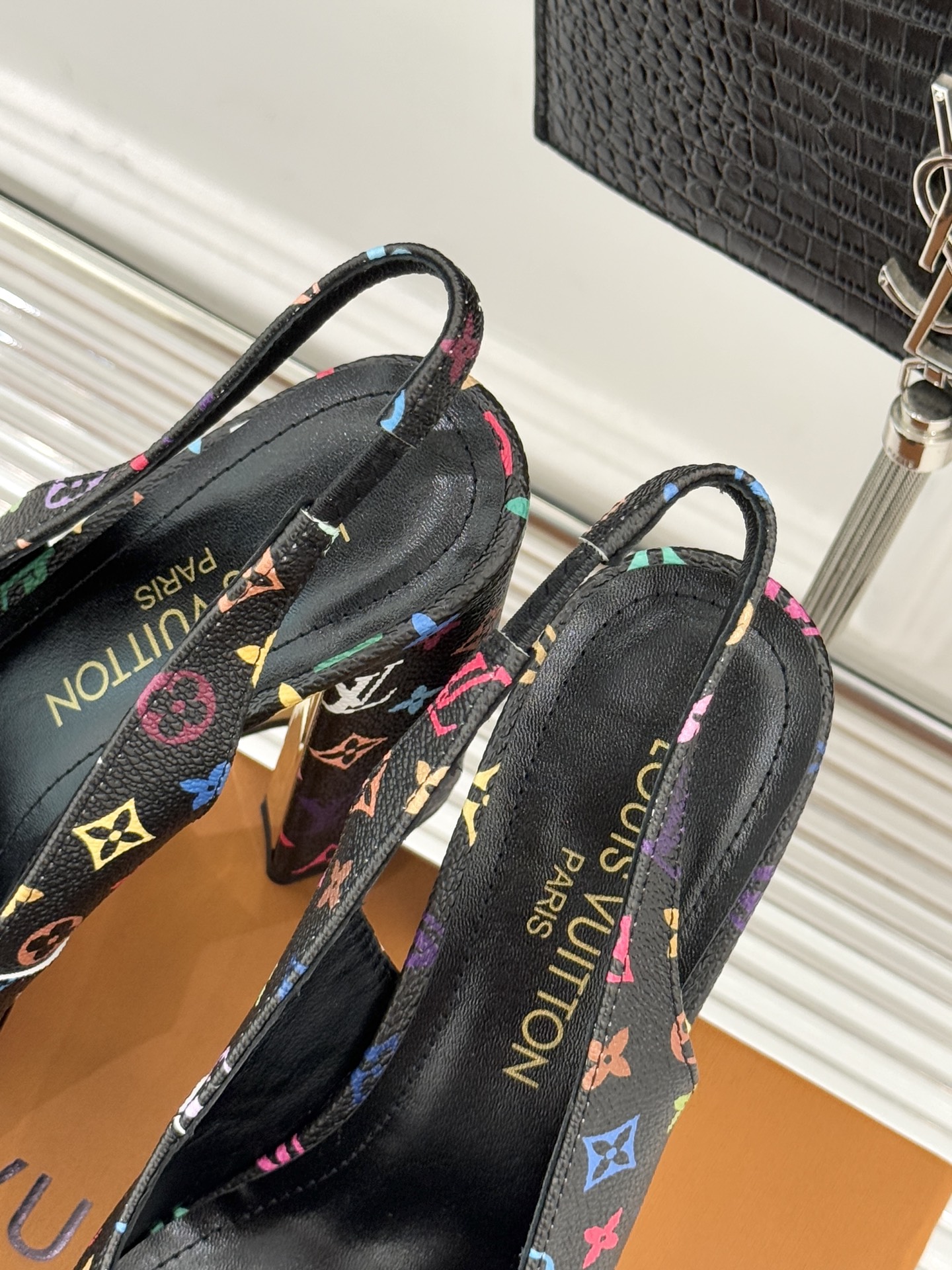 L*V驴家26WF春夏新品复古老花金属扣防水台粗跟高跟凉鞋当经典老花邂逅2026春夏潮流这款高跟凉鞋自带