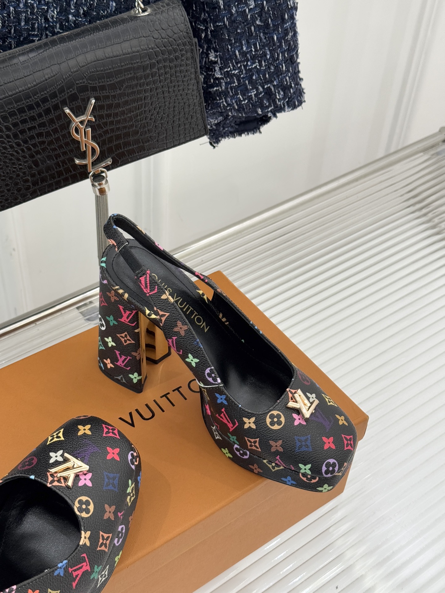 L*V驴家26WF春夏新品复古老花金属扣防水台粗跟高跟凉鞋当经典老花邂逅2026春夏潮流这款高跟凉鞋自带