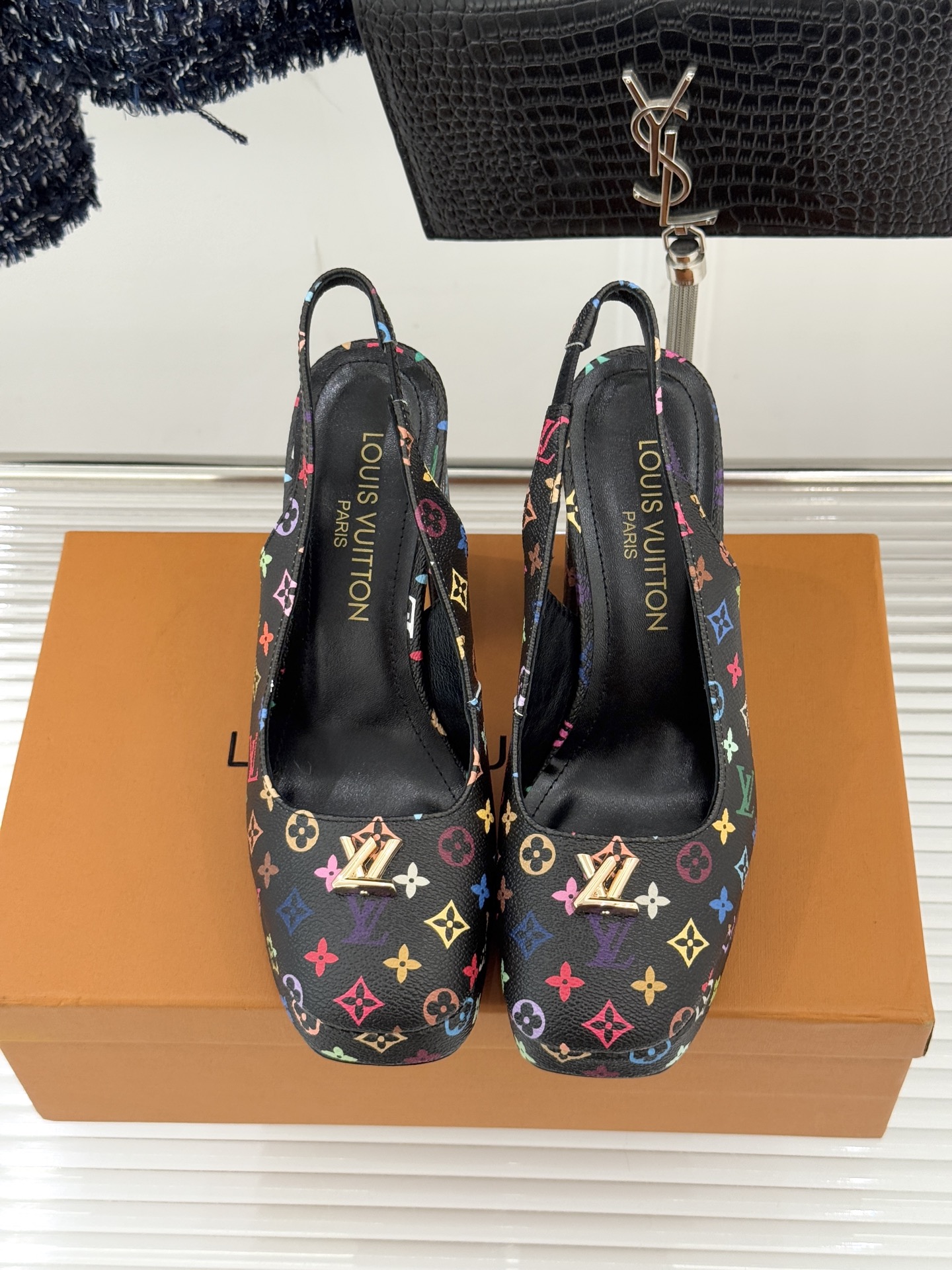 L*V驴家26WF春夏新品复古老花金属扣防水台粗跟高跟凉鞋当经典老花邂逅2026春夏潮流这款高跟凉鞋自带