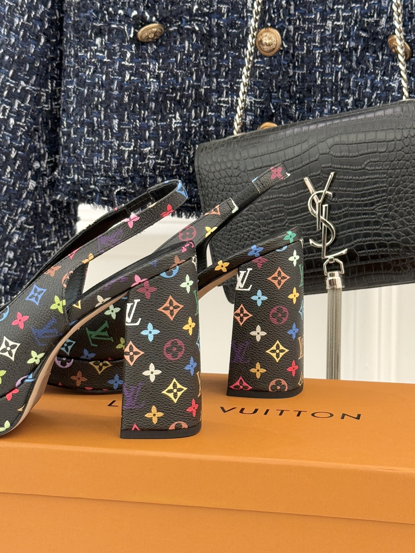 L*V驴家26WF春夏新品复古老花金属扣防水台粗跟高跟凉鞋当经典老花邂逅2026春夏潮流这款高跟凉鞋自带