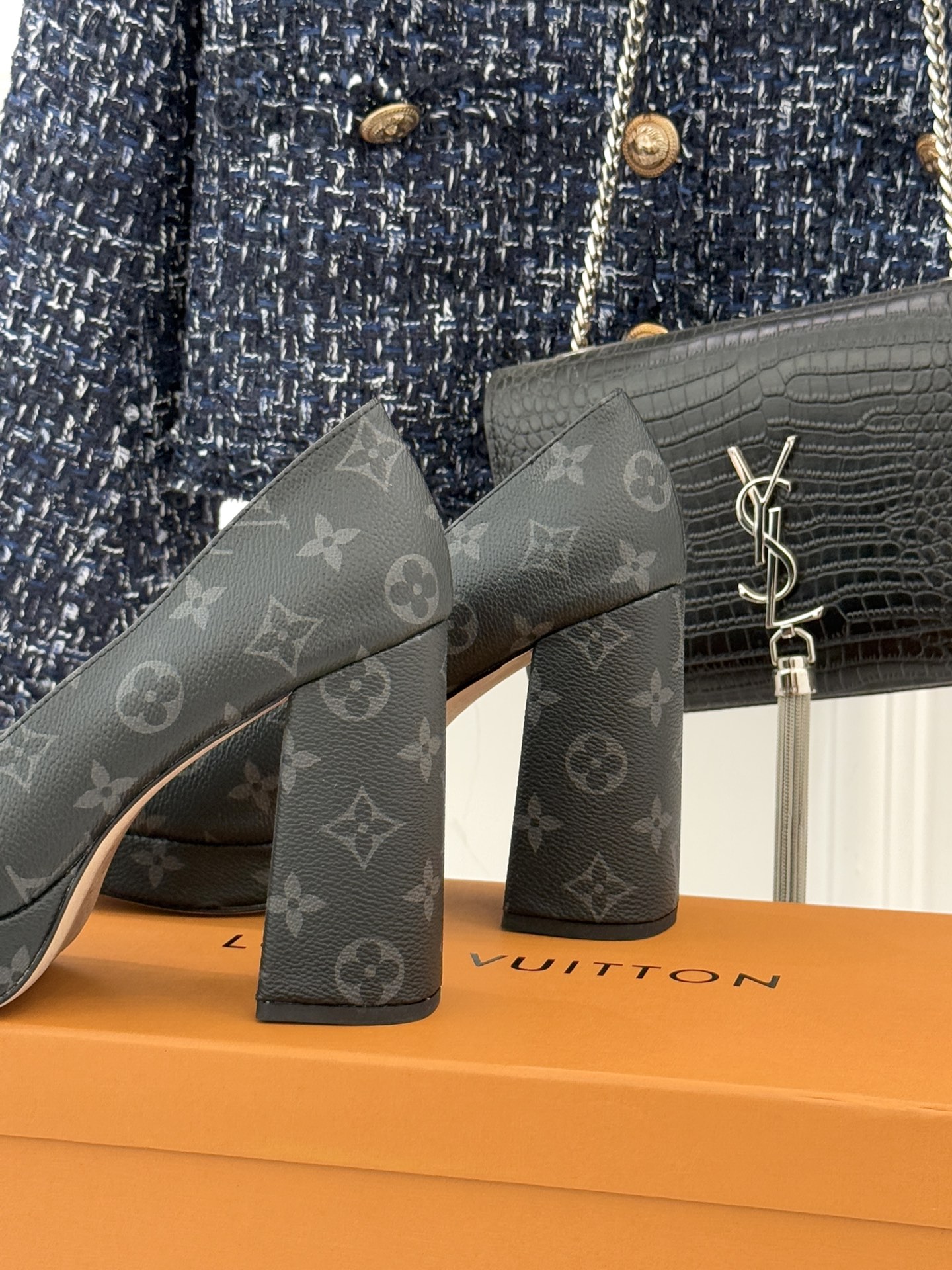 L*V驴家26WF春夏新品复古老花金属扣防水台粗跟高跟凉鞋当经典老花邂逅2026春夏潮流这款高跟凉鞋自带