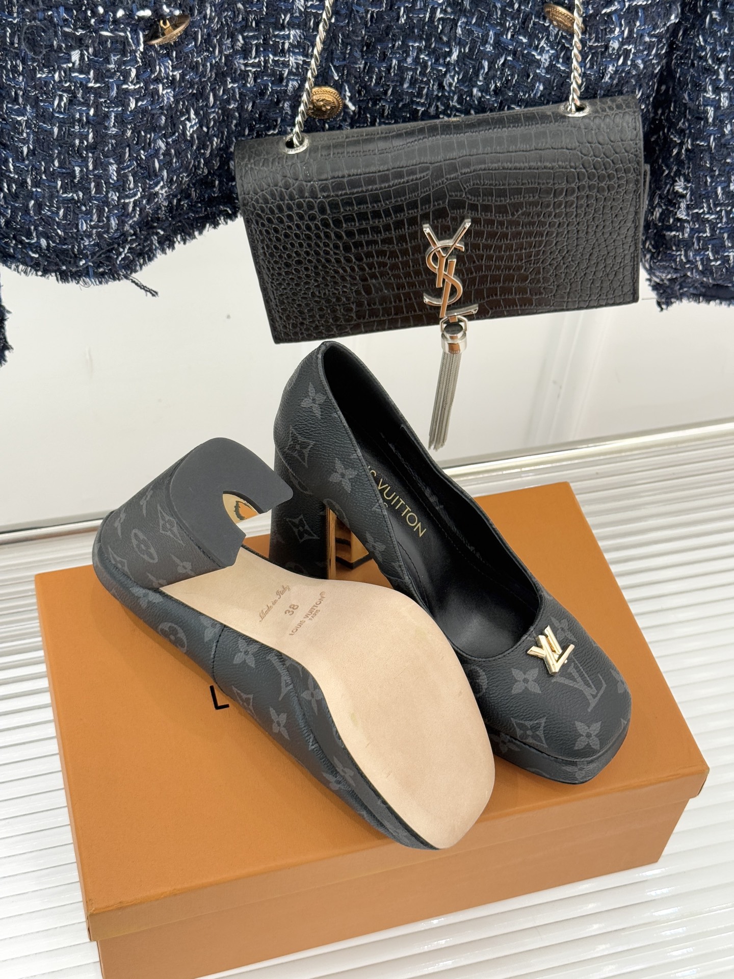 L*V驴家26WF春夏新品复古老花金属扣防水台粗跟高跟凉鞋当经典老花邂逅2026春夏潮流这款高跟凉鞋自带