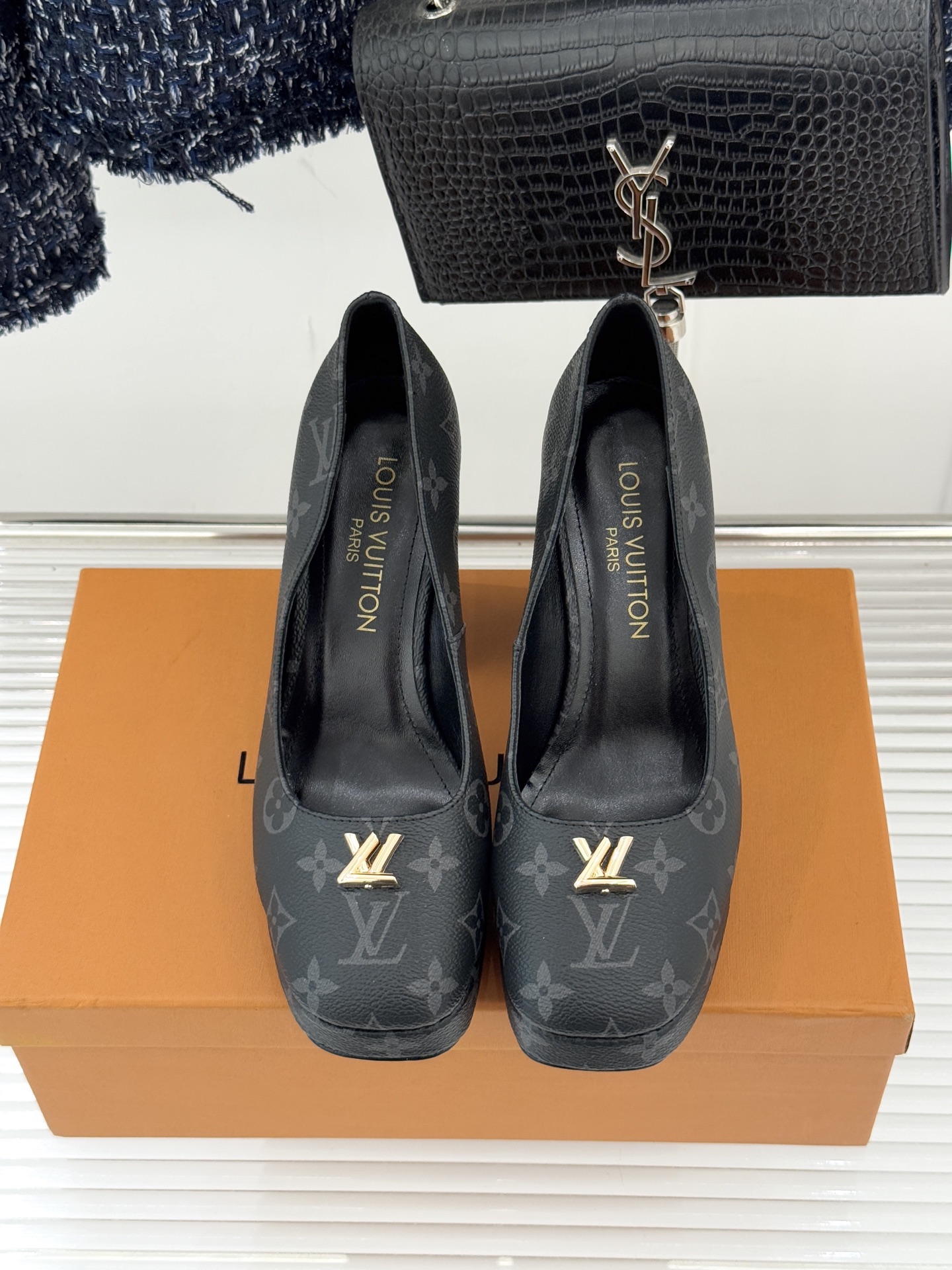 L*V驴家26WF春夏新品复古老花金属扣防水台粗跟高跟凉鞋当经典老花邂逅2026春夏潮流这款高跟凉鞋自带