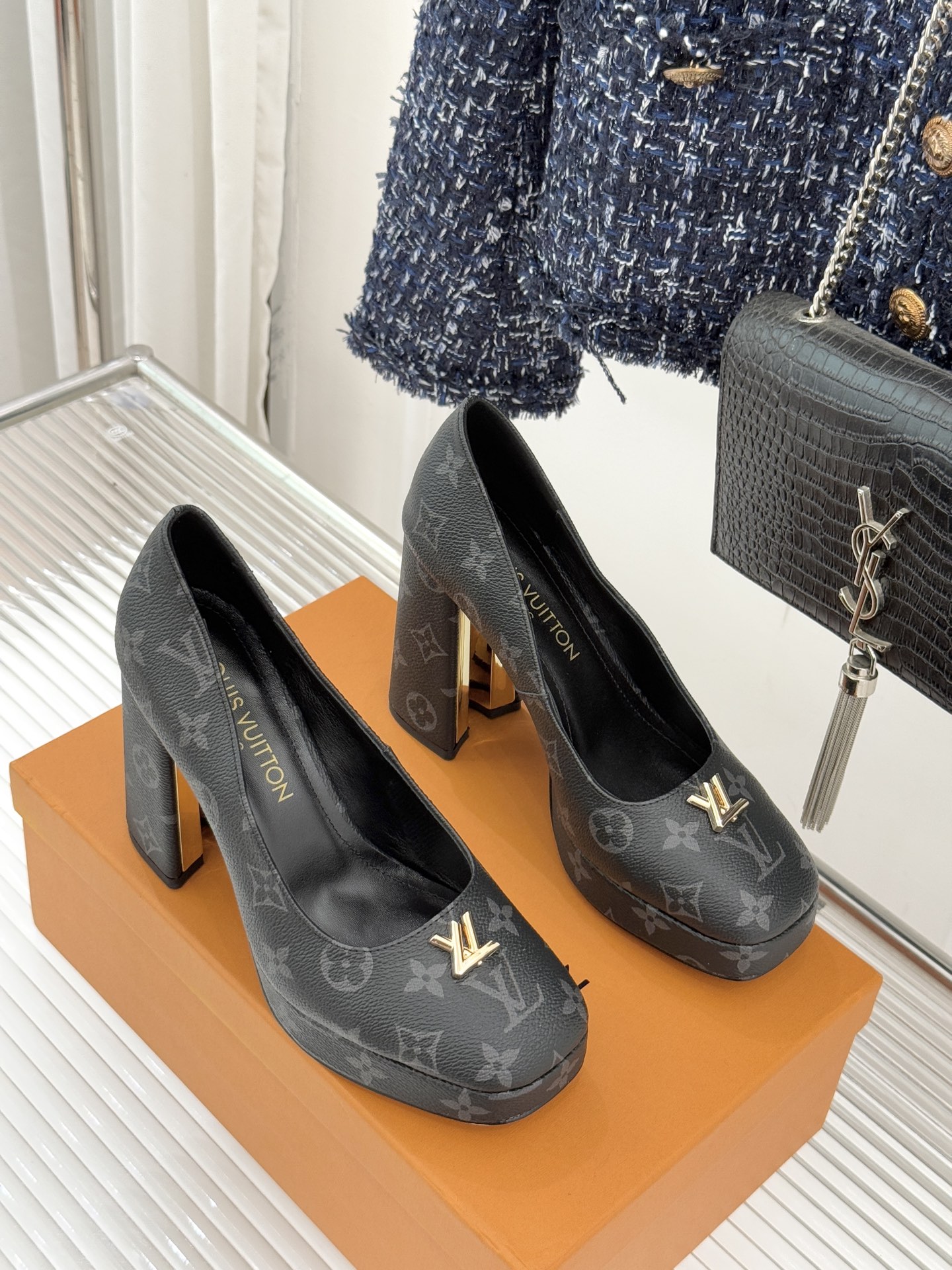 L*V驴家26WF春夏新品复古老花金属扣防水台粗跟高跟凉鞋当经典老花邂逅2026春夏潮流这款高跟凉鞋自带