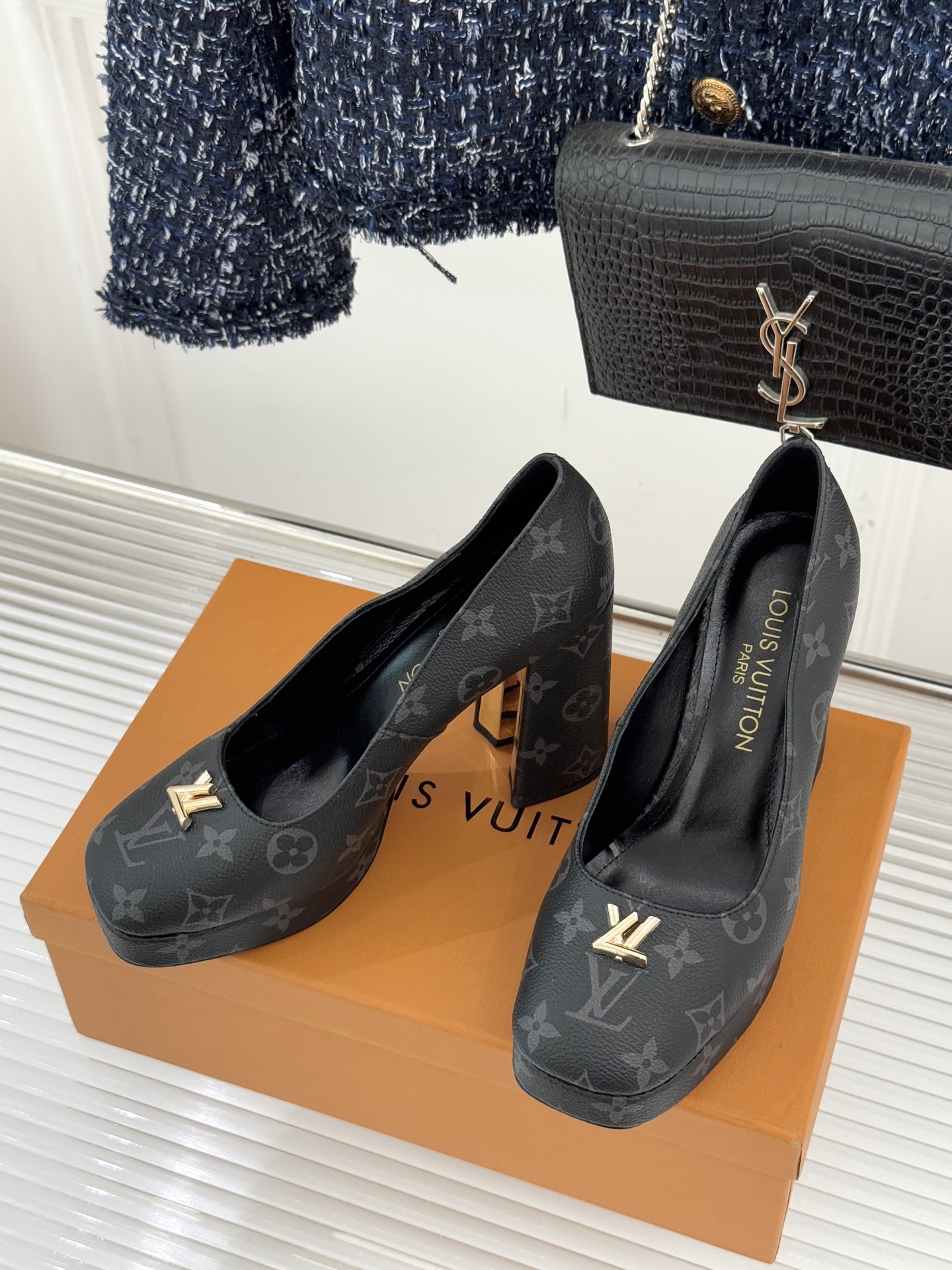 L*V驴家26WF春夏新品复古老花金属扣防水台粗跟高跟凉鞋当经典老花邂逅2026春夏潮流这款高跟凉鞋自带