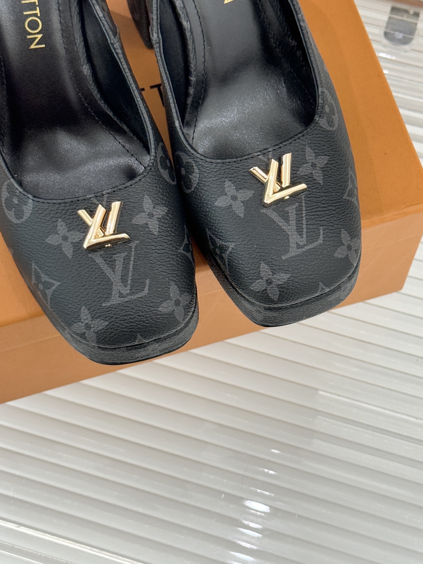 L*V驴家26WF春夏新品复古老花金属扣防水台粗跟高跟凉鞋当经典老花邂逅2026春夏潮流这款高跟凉鞋自带