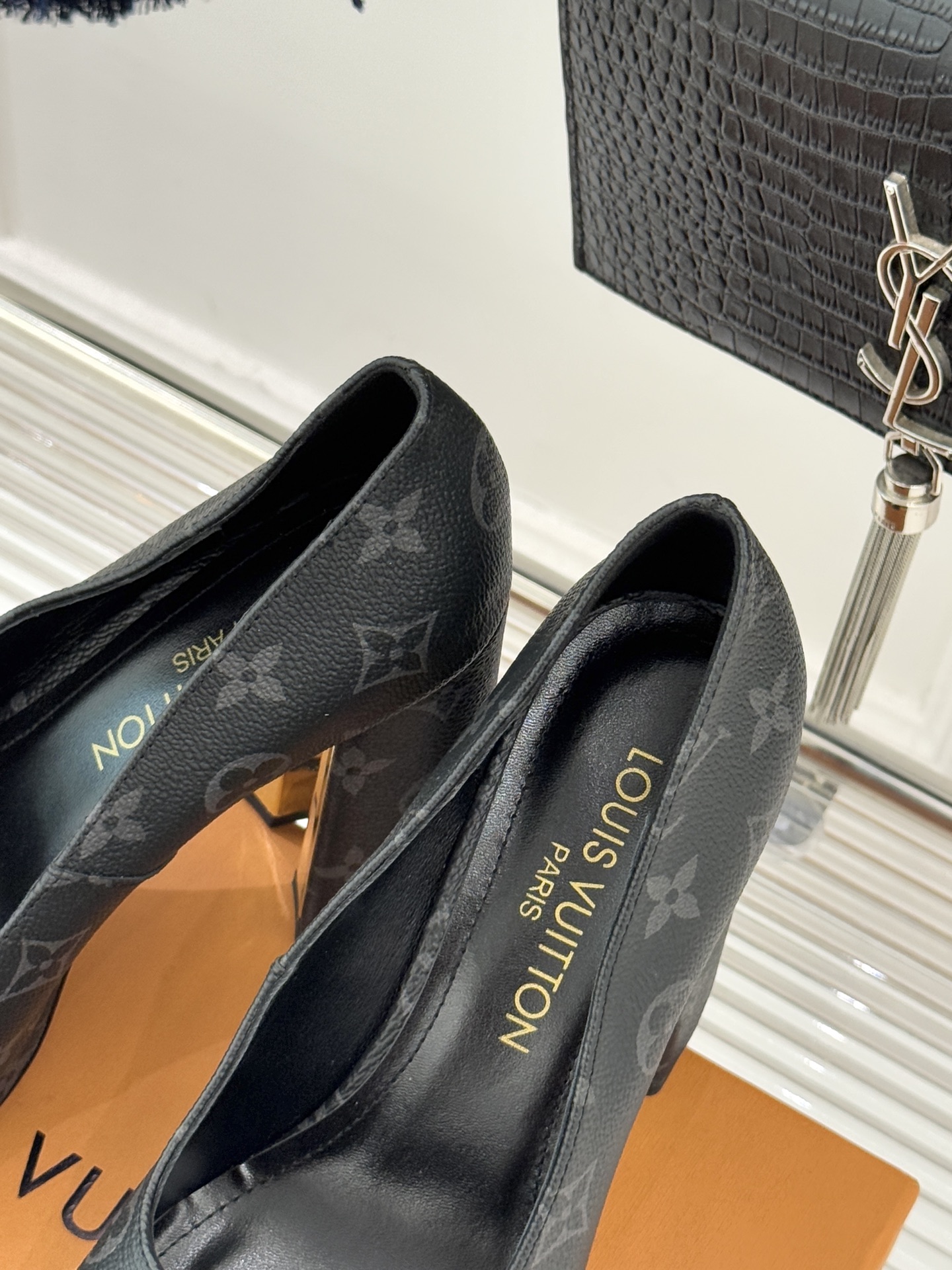 L*V驴家26WF春夏新品复古老花金属扣防水台粗跟高跟凉鞋当经典老花邂逅2026春夏潮流这款高跟凉鞋自带