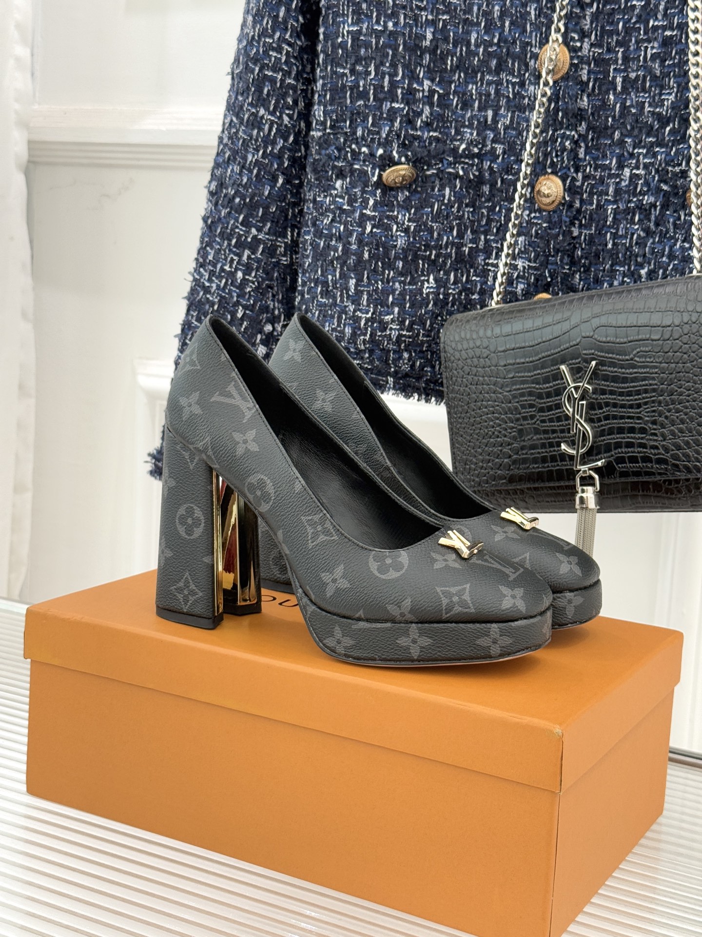 NO:721507,L*V donkeyjia 26WF spring and summer new product retro presbyopia metal buckle waterproof platform thick heel high-heeled sandals. When classic presbyopia meets the 2026 spring and summer trend, these high-heeled sandals have a luxurious and elegant atmosphere. Smooth cow leather outlines a neat shoe shape. The iconic presbyopic leather hides a retro heritage. Find a perfect balance between retro style and modern aura. Every detail is engraved with ingenuity and brand glory. The iconic metal buckle shines on the stage.  Condensing the essence of the brand's classic logo, it is both a silent expression of identity and the finishing touch of design aesthetics, injecting unique recognition into the shoes. You will fall in love with this time-traveling luxury charm at a glance. The neat square toe silhouette breaks the dullness and appropriately modifies the foot line. It accommodates a variety of foot types and is more delicate and delicate. The carefully matched combination of waterproof platform and thick heel moderately increases the height of the leg and subtly lengthens the leg proportions, making the body more slender and tall. The thick heel design enhances walking stability.  The waterproof platform effectively cushions the foot pressure, allowing you to be steady and calm even if you wear it for a long time. Say goodbye to the fatigue of high heels and take into account both appearance and comfort. Let every trip be a perfect interpretation of texture and style, and bloom an eternal fashion edge in the passage of time. The fabric is made of original customized leather, the inner pads are all sheepskin, the heel height is 11cm, the water platform is 2cm, and the Italian imported leather outsole size 35-39 (customized for 40/41)  No. 97420260129,high heels sandals,louis vuitton,louis vuitton,sandals,high heels,cowhide,sheepskin,Leather soles19860909L*V驴家26WF春夏新品复古老花 金属扣防水台粗跟高跟凉鞋 当经典老花邂逅2026春夏潮流 这款高跟凉鞋自带奢雅气场. 光滑牛皮革勾勒利落鞋型 标志性老花皮革暗藏复古底蕴 在复古格调与摩登气场间寻得完美平衡 每一处细节都镌刻着匠心与品牌荣光 标志性金属扣饰闪耀登场 凝练品牌经典标识精髓 既是身份格调的无声彰显 亦是设计美学的点睛之笔 为鞋履注入独特辨识度 一眼沦陷于这份跨越时光的奢雅魅力. 利落方头廓形打破沉闷 恰到好处修饰足部线条 包容多种脚型的同时更显精致秀气 精心配比的防水台与粗跟组合 适度增高巧妙拉长腿部比例 让身形更显修长挺拔 粗跟设计增强行走稳定性 防水台有效缓冲足部压力 即便久穿久站也能稳步从容 告别高跟束缚的疲惫 兼顾颜值与舒适. 让每一次出行都质感与格调的完美演绎 在时光流转中绽放永恒不变的时尚锋芒. 面料采用原版定制皮料 内里垫脚均为羊皮 跟高11cm 水台2cm 意大利进口真皮大底 size35-39（40/41定制） 编号97420260129,高跟鞋凉鞋,louis vuitton,louis vuitton,sandals,high heels,cowhide,sheepskin,Leather soles,Women's Shoes