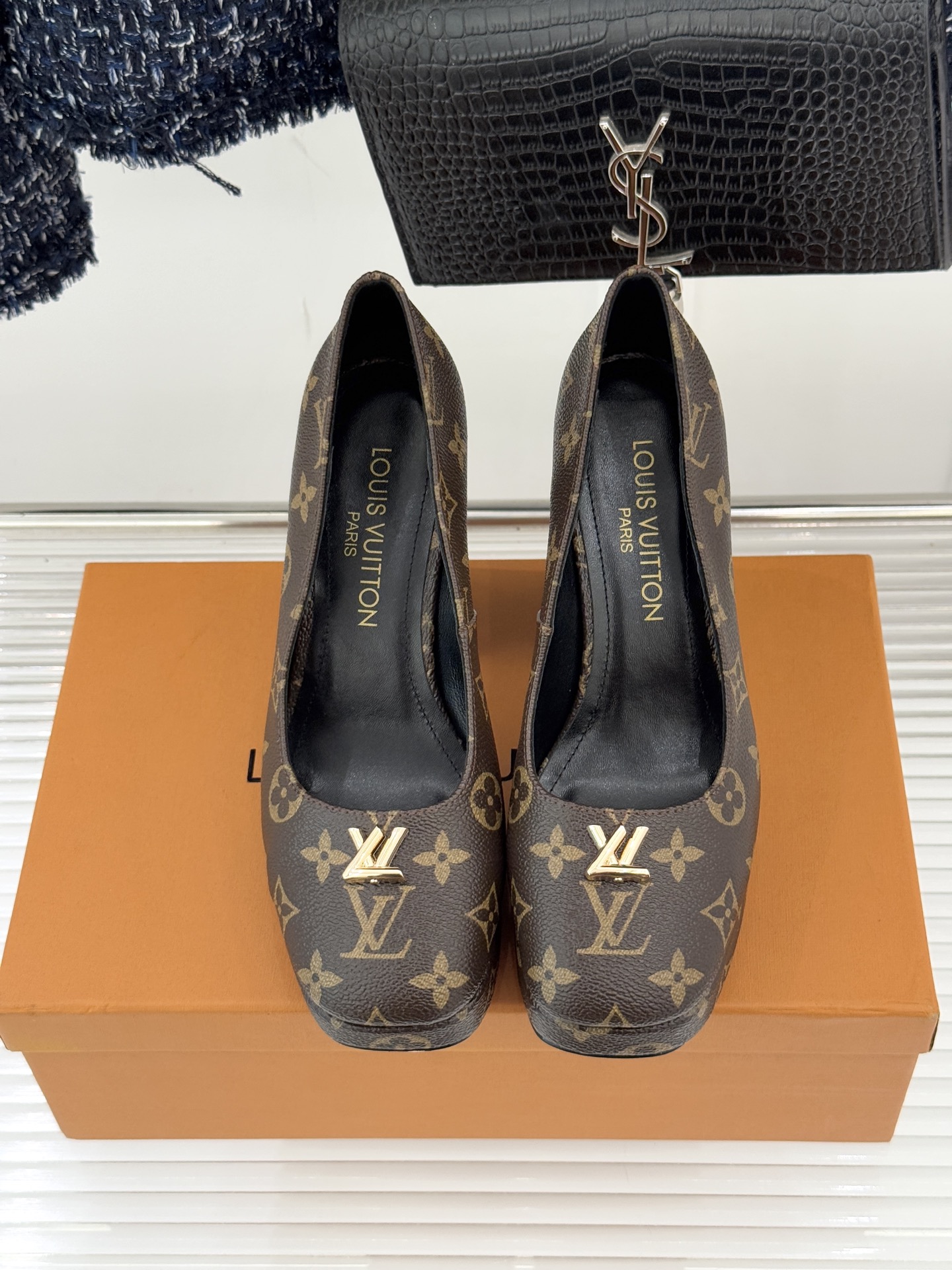 L*V驴家26WF春夏新品复古老花金属扣防水台粗跟高跟鞋当经典老花邂逅2026春夏潮流这款高跟凉鞋自带奢