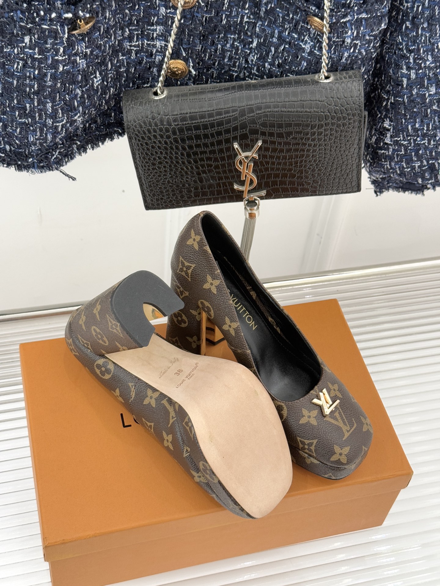 L*V驴家26WF春夏新品复古老花金属扣防水台粗跟高跟鞋当经典老花邂逅2026春夏潮流这款高跟凉鞋自带奢