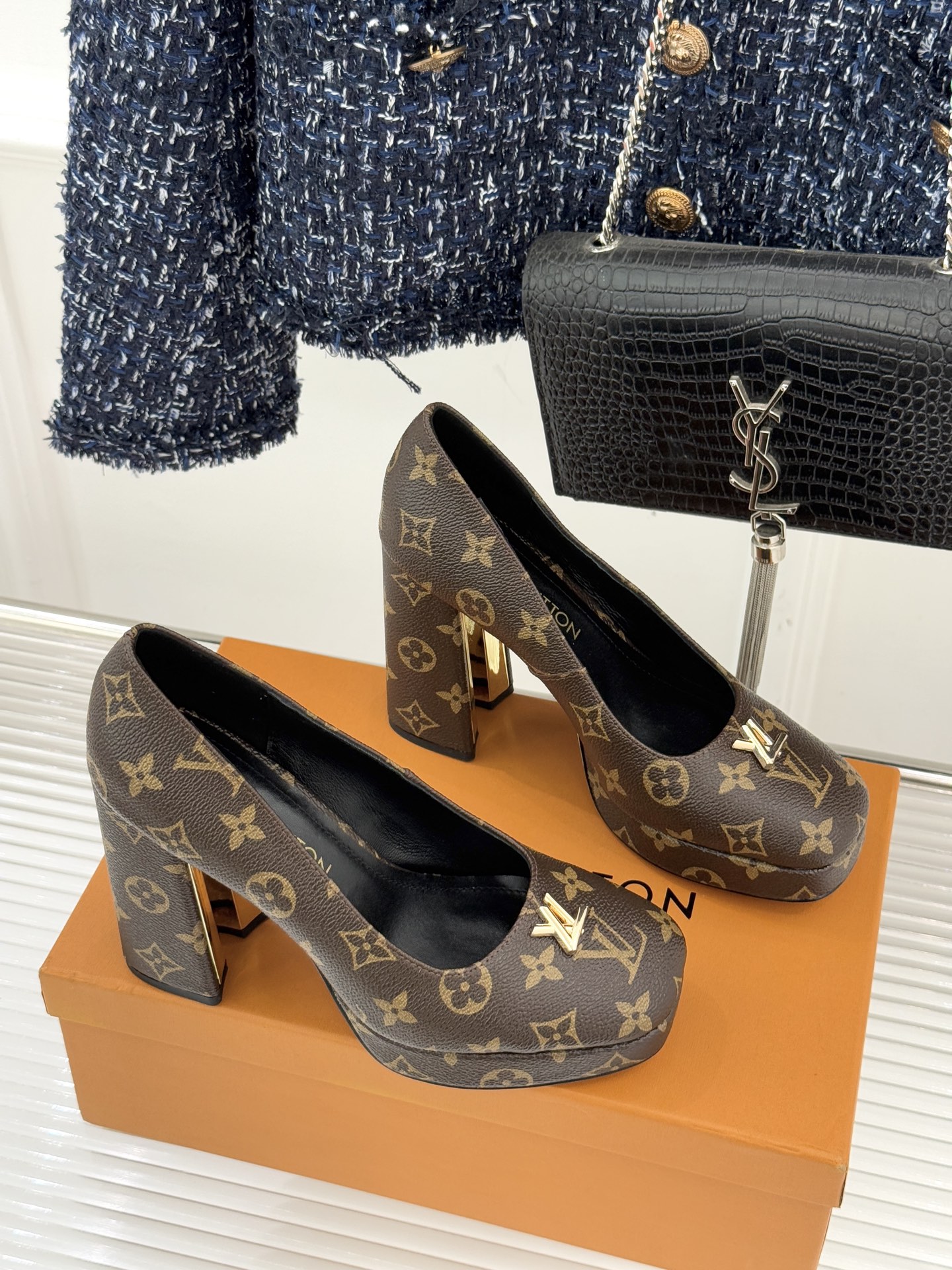 L*V驴家26WF春夏新品复古老花金属扣防水台粗跟高跟鞋当经典老花邂逅2026春夏潮流这款高跟凉鞋自带奢