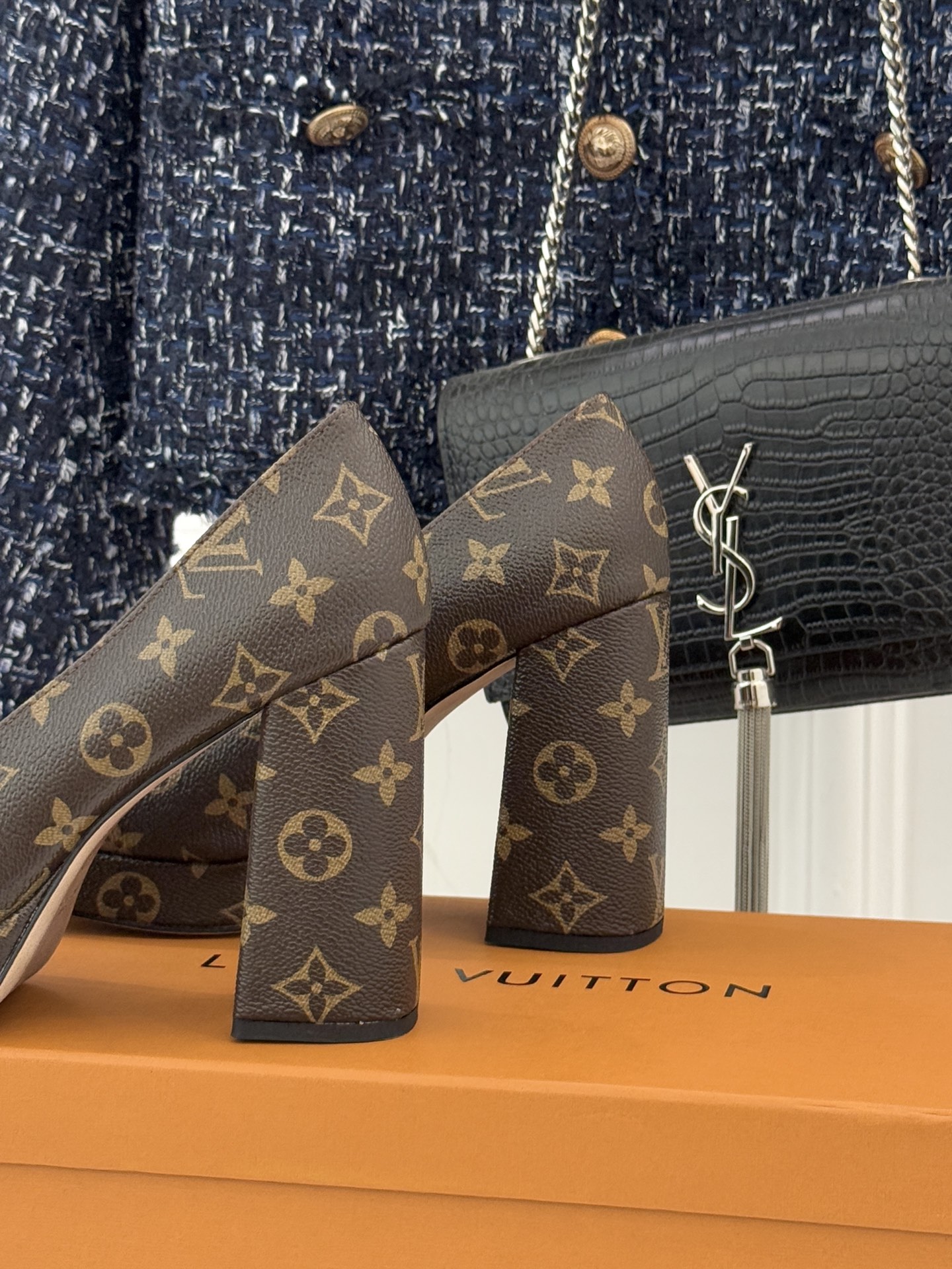 L*V驴家26WF春夏新品复古老花金属扣防水台粗跟高跟鞋当经典老花邂逅2026春夏潮流这款高跟凉鞋自带奢