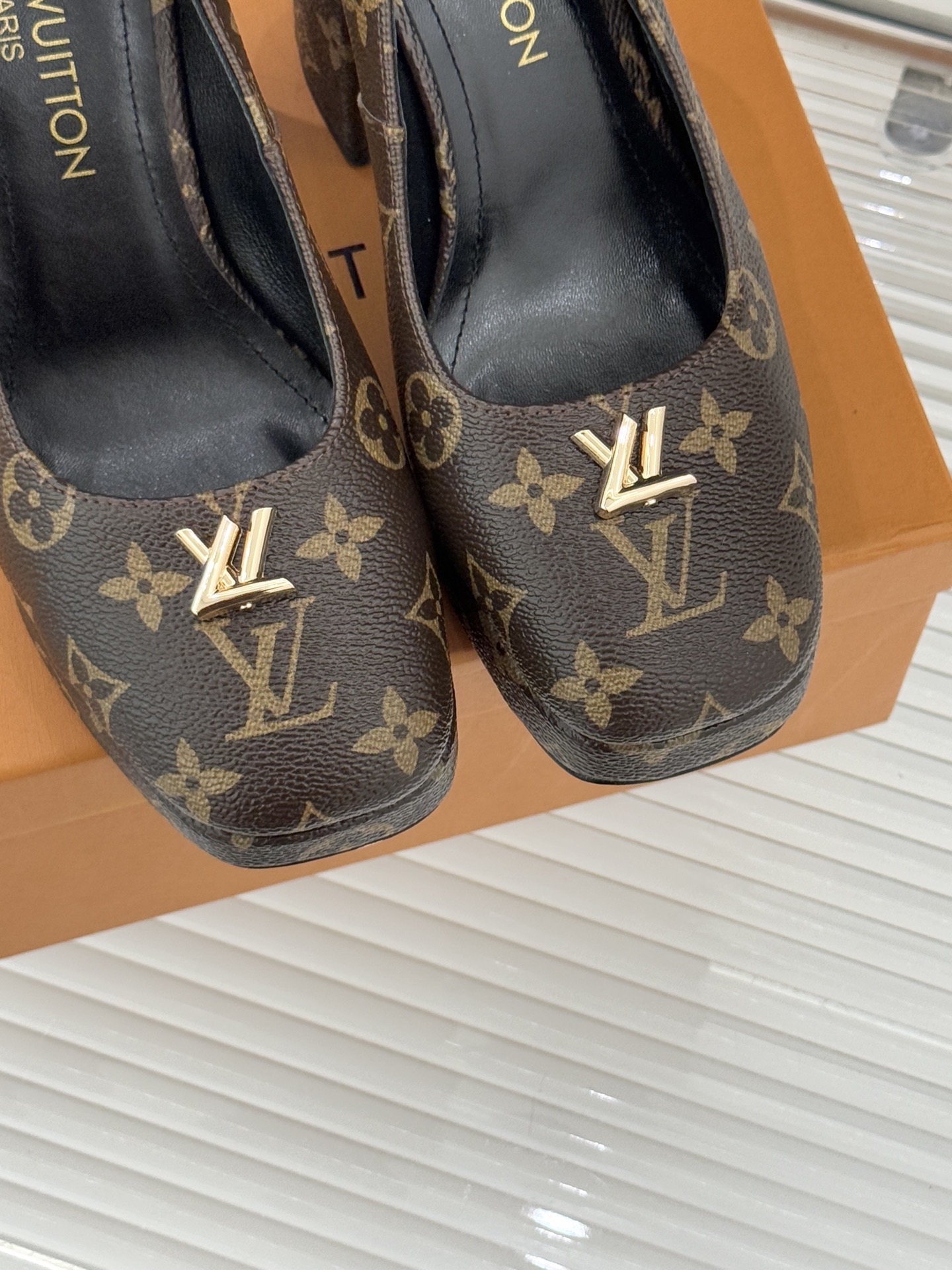 L*V驴家26WF春夏新品复古老花金属扣防水台粗跟高跟鞋当经典老花邂逅2026春夏潮流这款高跟凉鞋自带奢