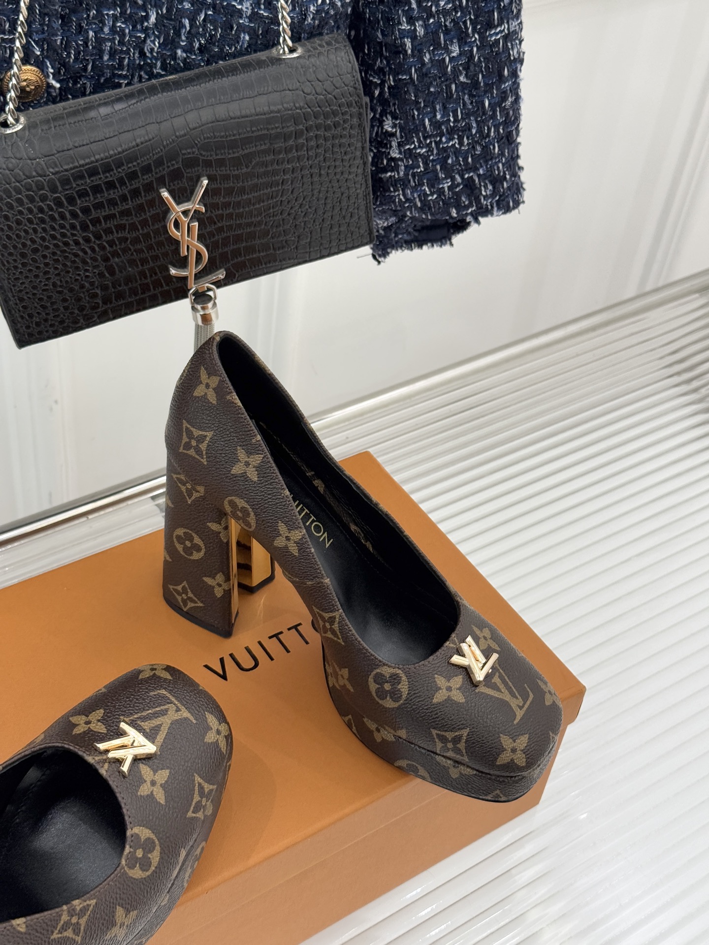 L*V驴家26WF春夏新品复古老花金属扣防水台粗跟高跟鞋当经典老花邂逅2026春夏潮流这款高跟凉鞋自带奢