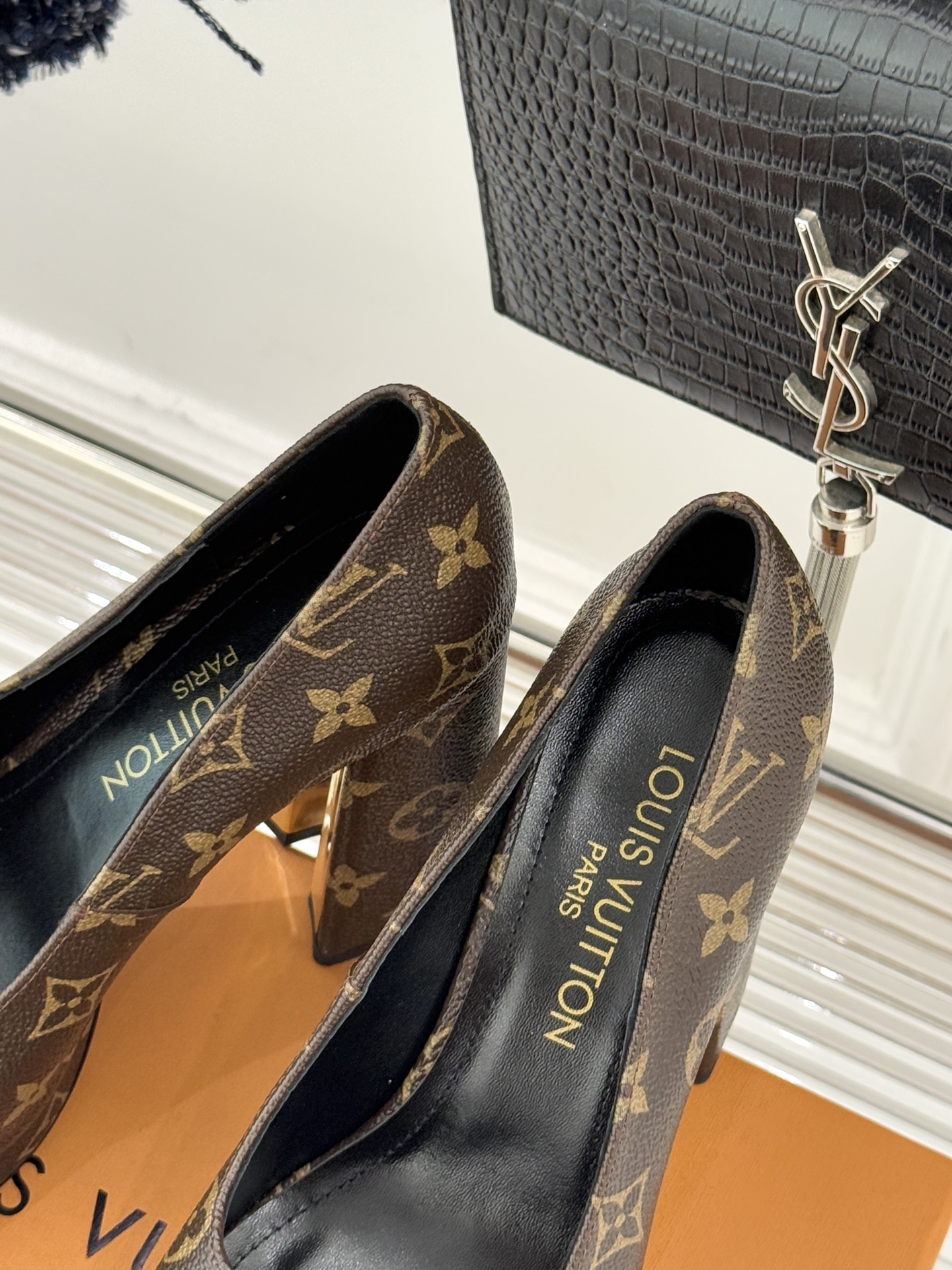 L*V驴家26WF春夏新品复古老花金属扣防水台粗跟高跟鞋当经典老花邂逅2026春夏潮流这款高跟凉鞋自带奢