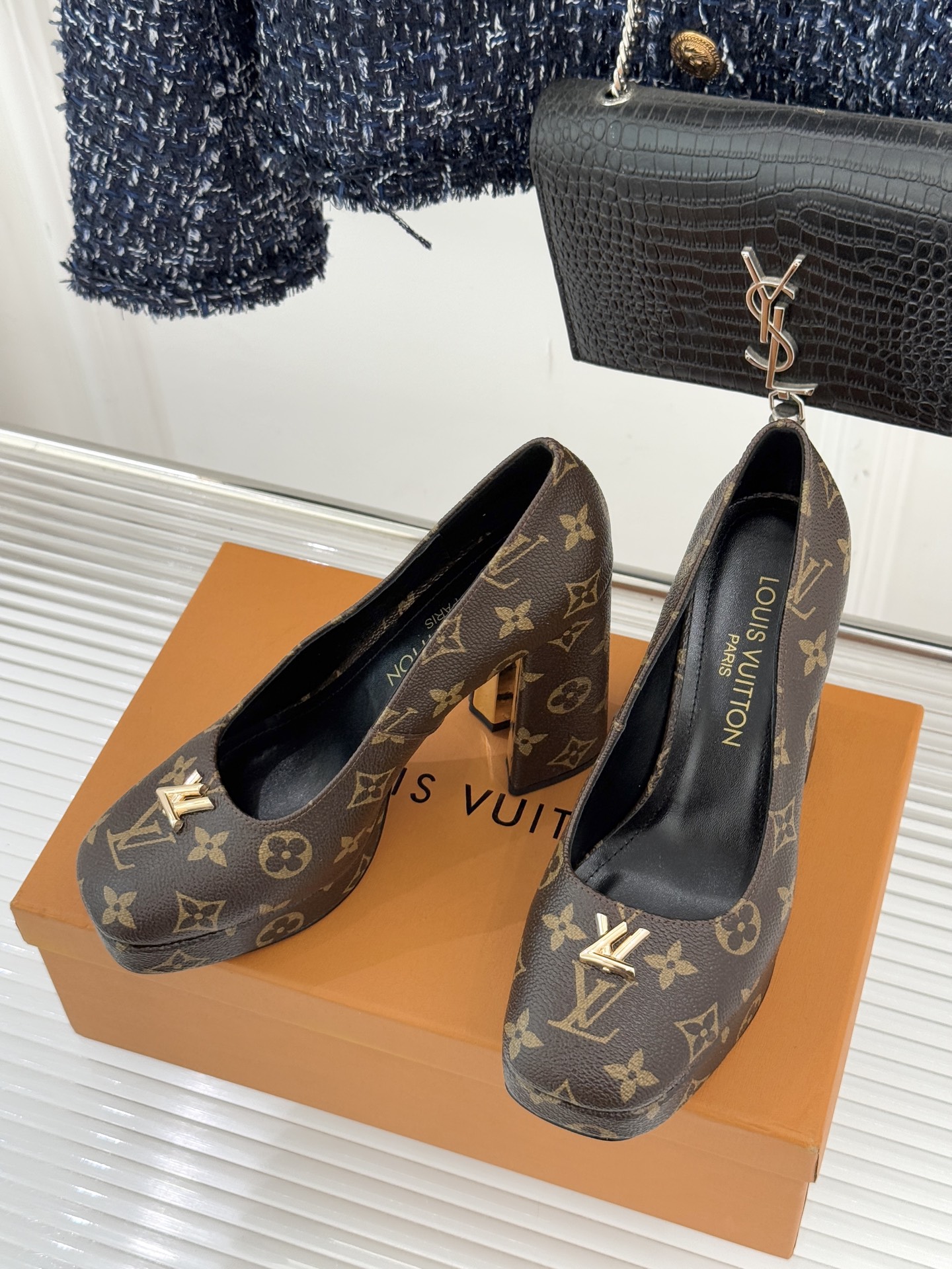 L*V驴家26WF春夏新品复古老花金属扣防水台粗跟高跟鞋当经典老花邂逅2026春夏潮流这款高跟凉鞋自带奢