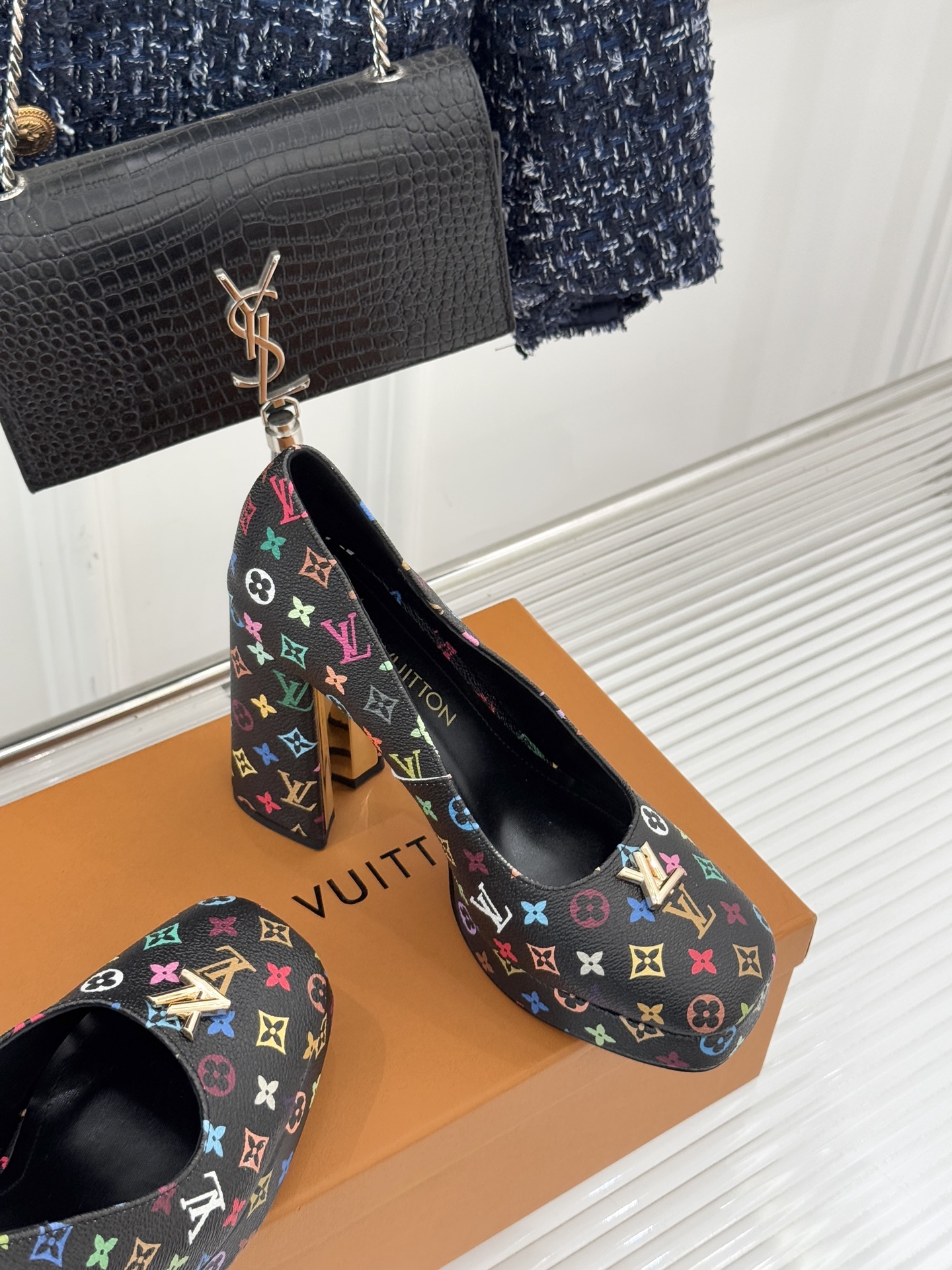 L*V驴家26WF春夏新品复古老花金属扣防水台粗跟高跟鞋当经典老花邂逅2026春夏潮流这款高跟凉鞋自带奢