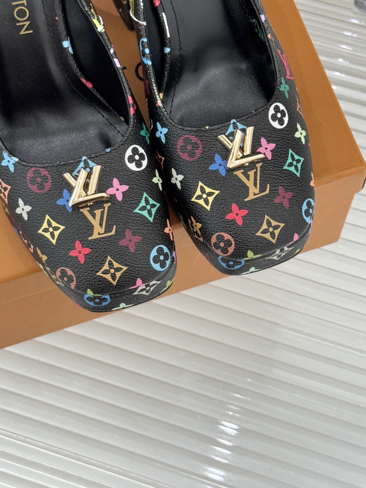 L*V驴家26WF春夏新品复古老花金属扣防水台粗跟高跟鞋当经典老花邂逅2026春夏潮流这款高跟凉鞋自带奢