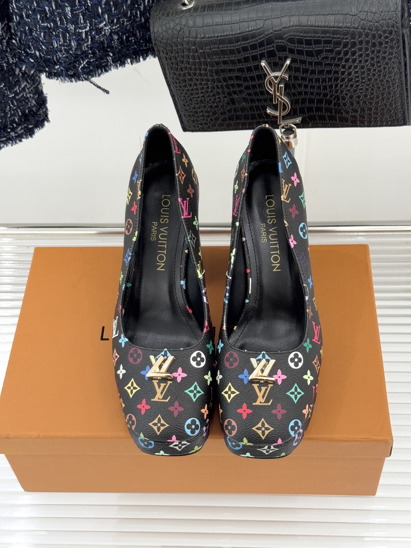 L*V驴家26WF春夏新品复古老花金属扣防水台粗跟高跟鞋当经典老花邂逅2026春夏潮流这款高跟凉鞋自带奢