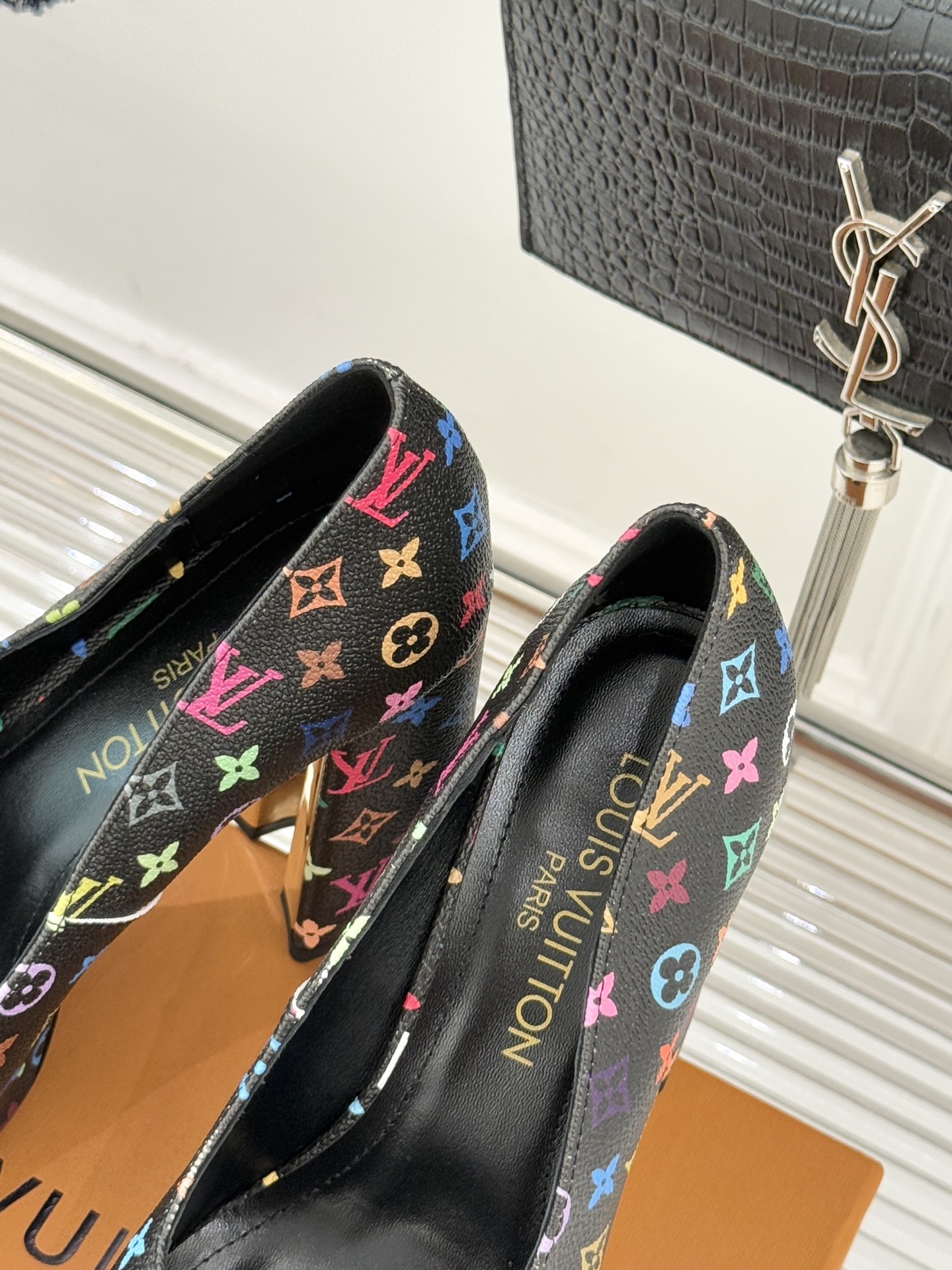 L*V驴家26WF春夏新品复古老花金属扣防水台粗跟高跟鞋当经典老花邂逅2026春夏潮流这款高跟凉鞋自带奢